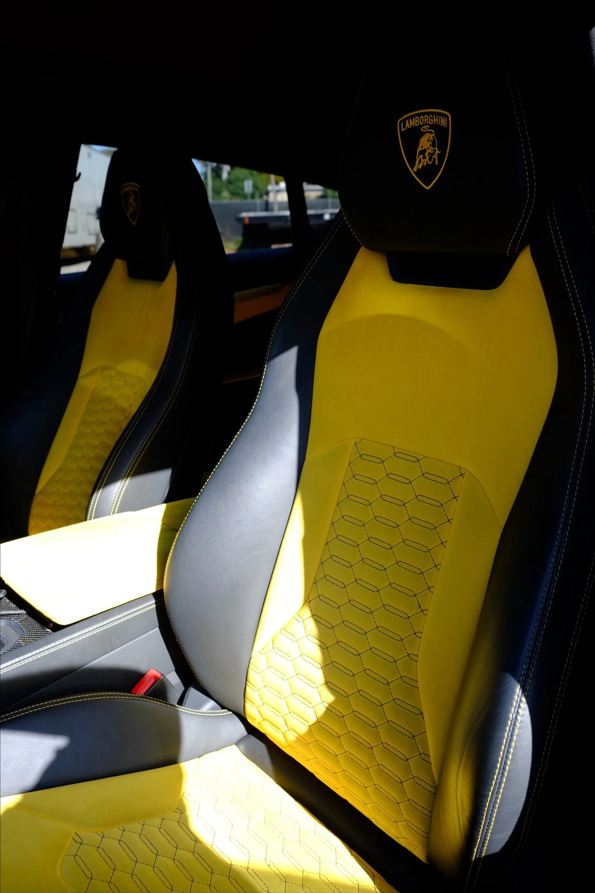 mph025_3780366347_Used_2021_Lamborghini_Urus_1776122305_0461e4e921