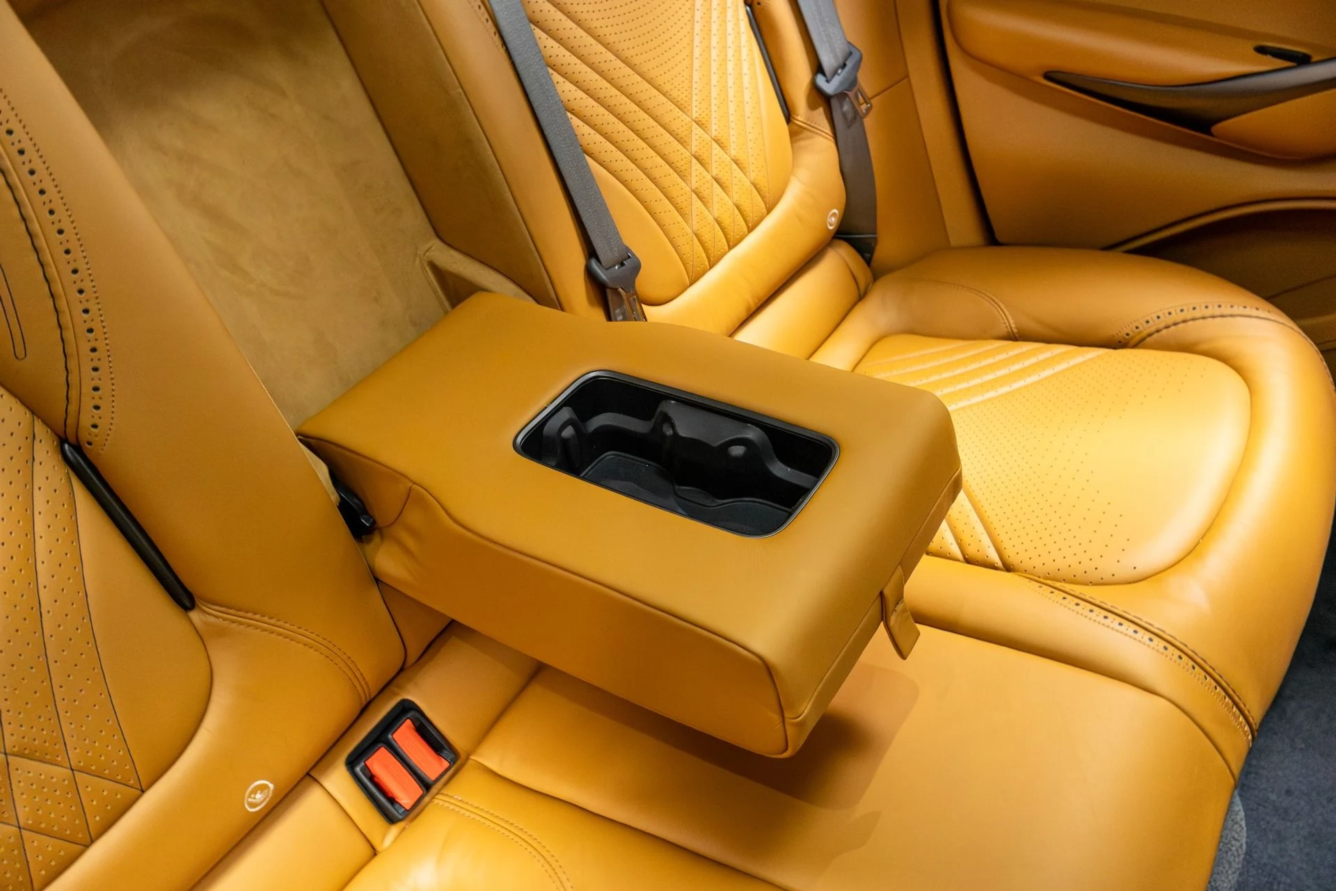 mph025_3788781281_Used_2021_Aston_Martin_DBX_1770088523_d67d47b06c