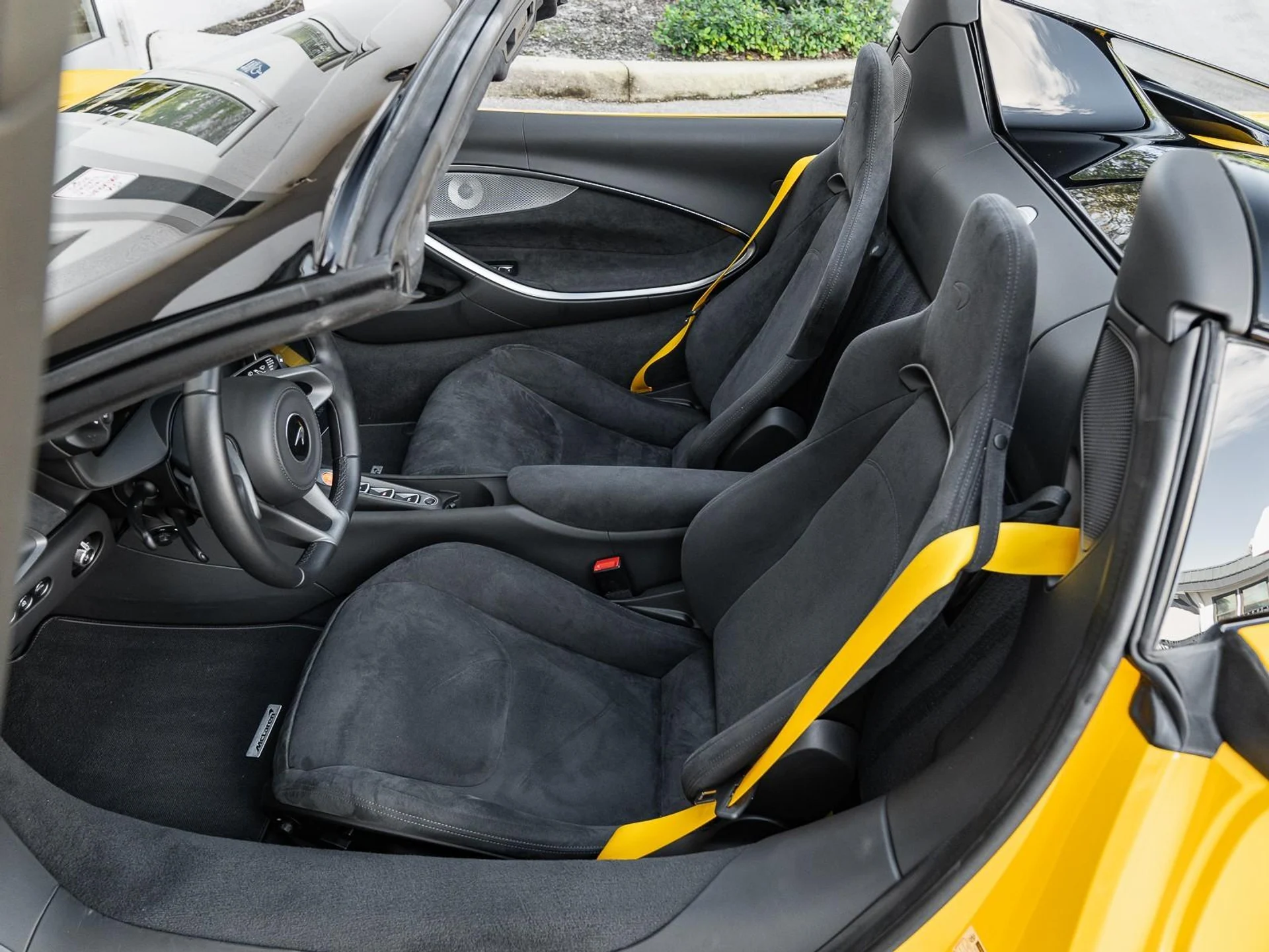 mph025_3796761634_Used_2025_Mc_Laren_Artura_Tech_Lux_1764082931_c0098df696