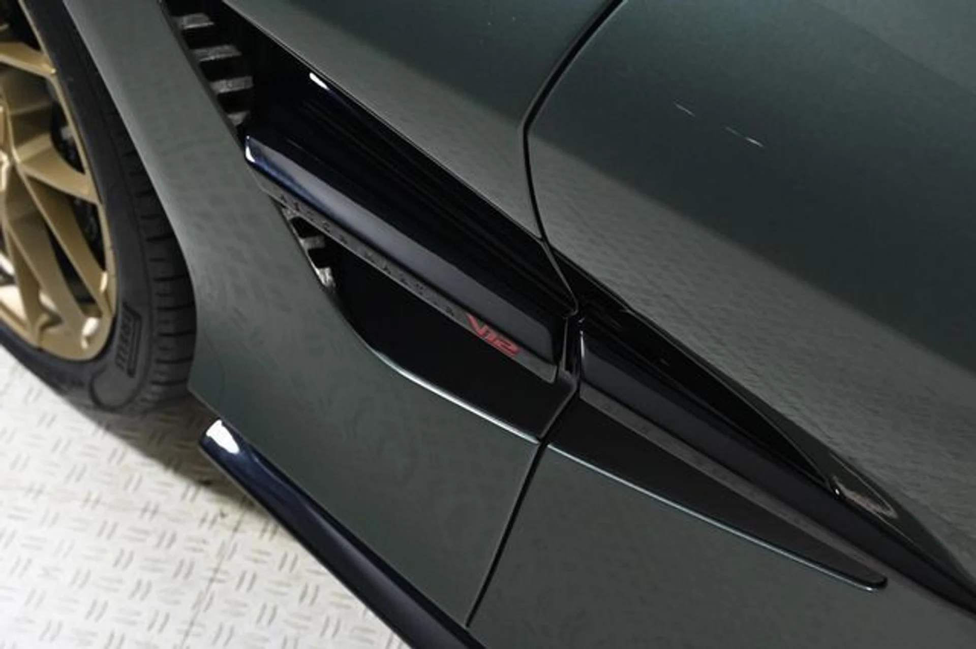 mph025_3802854864_new_2025_aston_martin_vanquish_coupe_11350_22897480_25_640_ea0c74918b