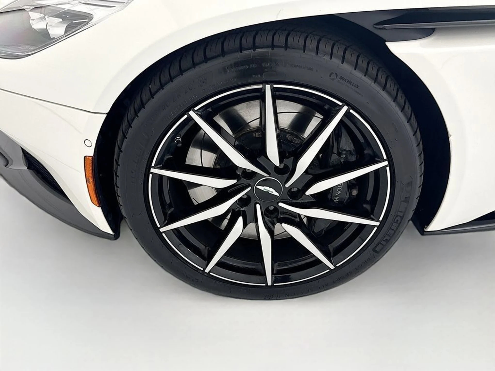 mph025_3826518422_used_2018_aston_martin_db11_v12coupe_8119_23031858_26_1024_f8e2bd19c0