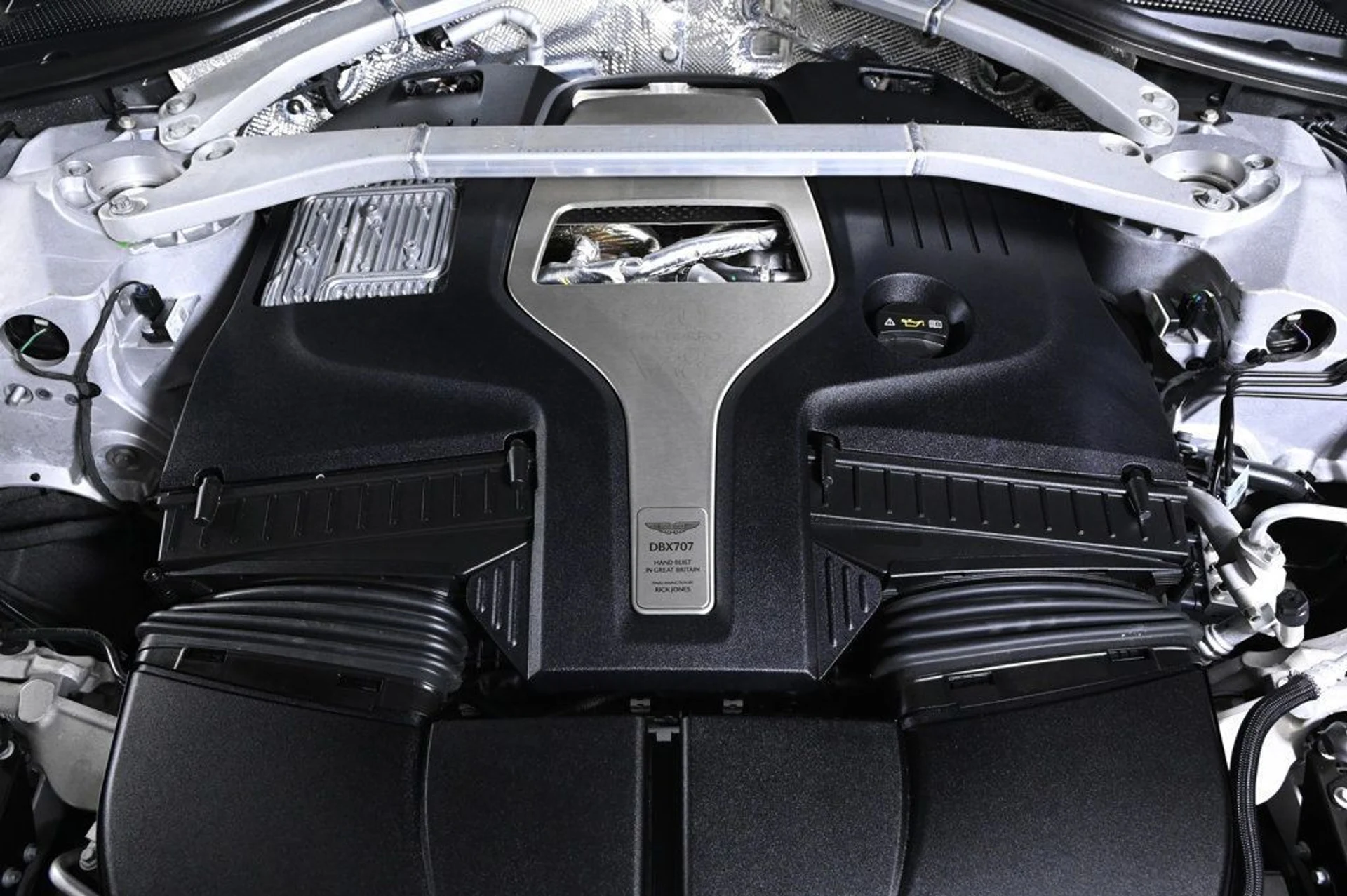 mph025_3833596928_new_2026_aston_martin_dbx_707awd_11350_22961651_25_1024_979e5c9b9e