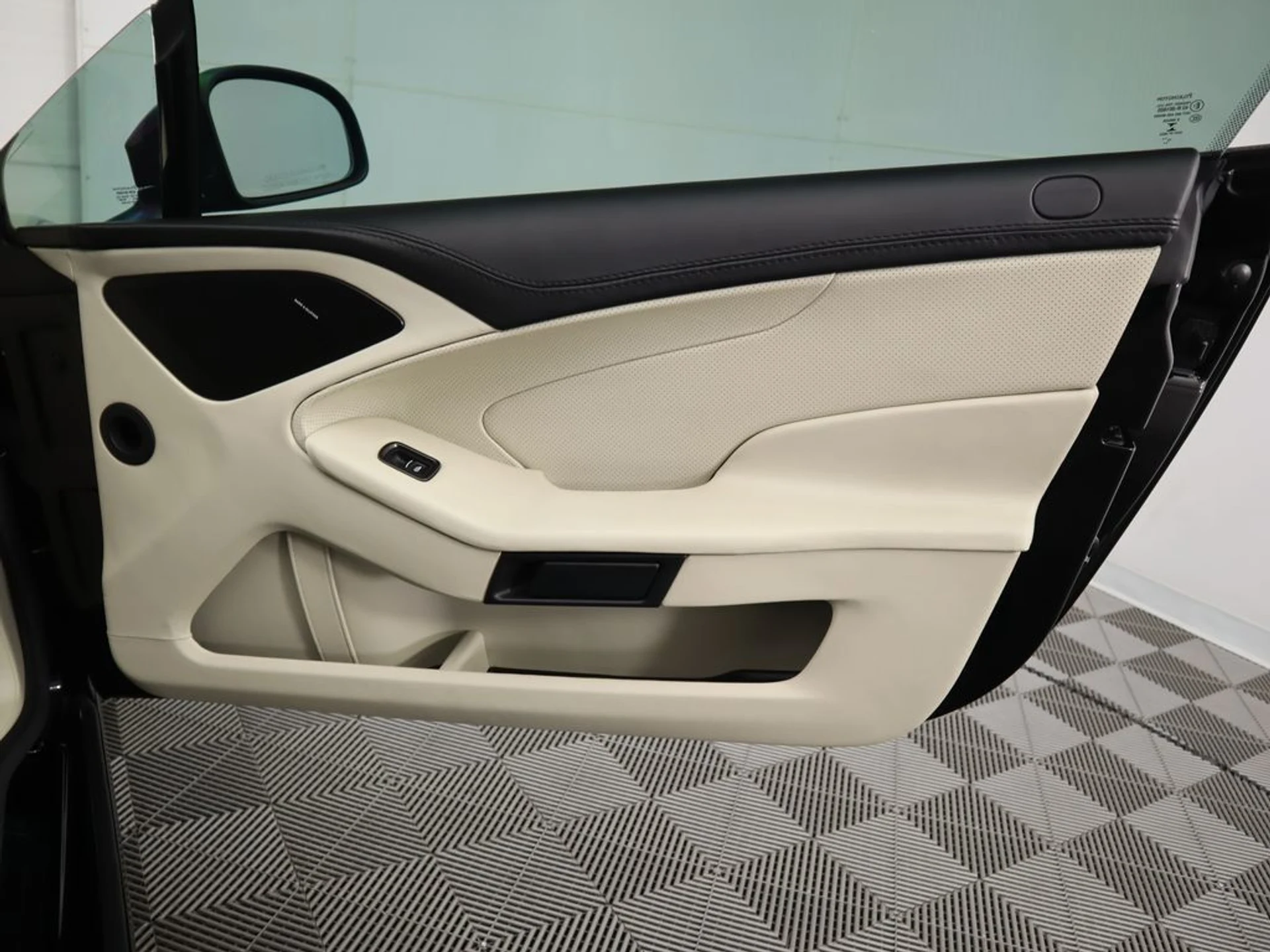 mph025_3869393913_used_2015_aston_martin_vanquish_2drcoupe_8119_22944423_26_1024_434749785b