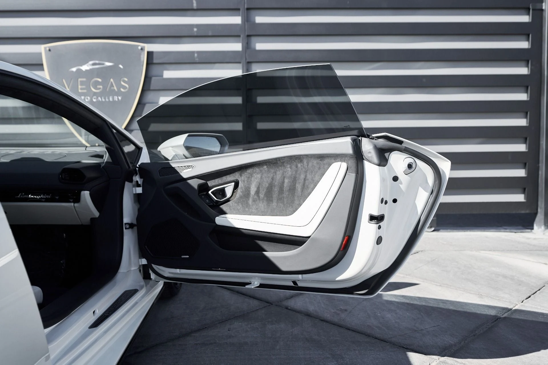 mph025_3872684362_Used_2022_Lamborghini_Huracan_EVO_Base_1761947363_8f4fa3558d