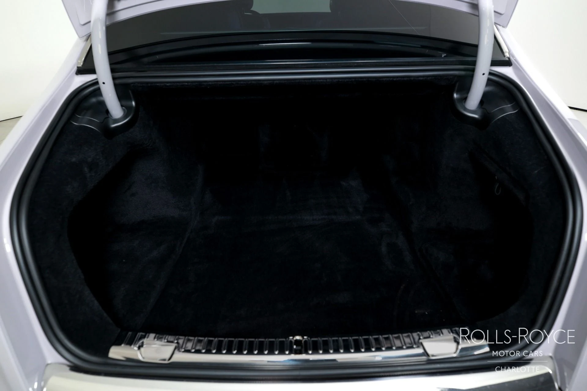 mph025_3873119029_Used_2024_Rolls_Royce_Phantom_1789145649_f5cacbfe77