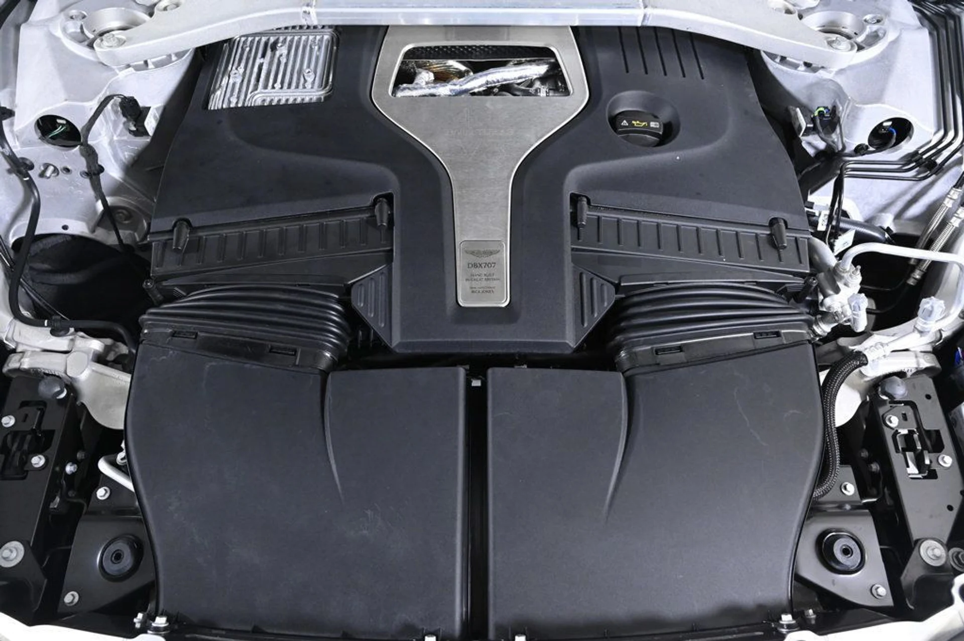 mph025_3875267681_new_2025_aston_martin_dbx_707awd_11350_22933621_25_1024_99bc0adc04