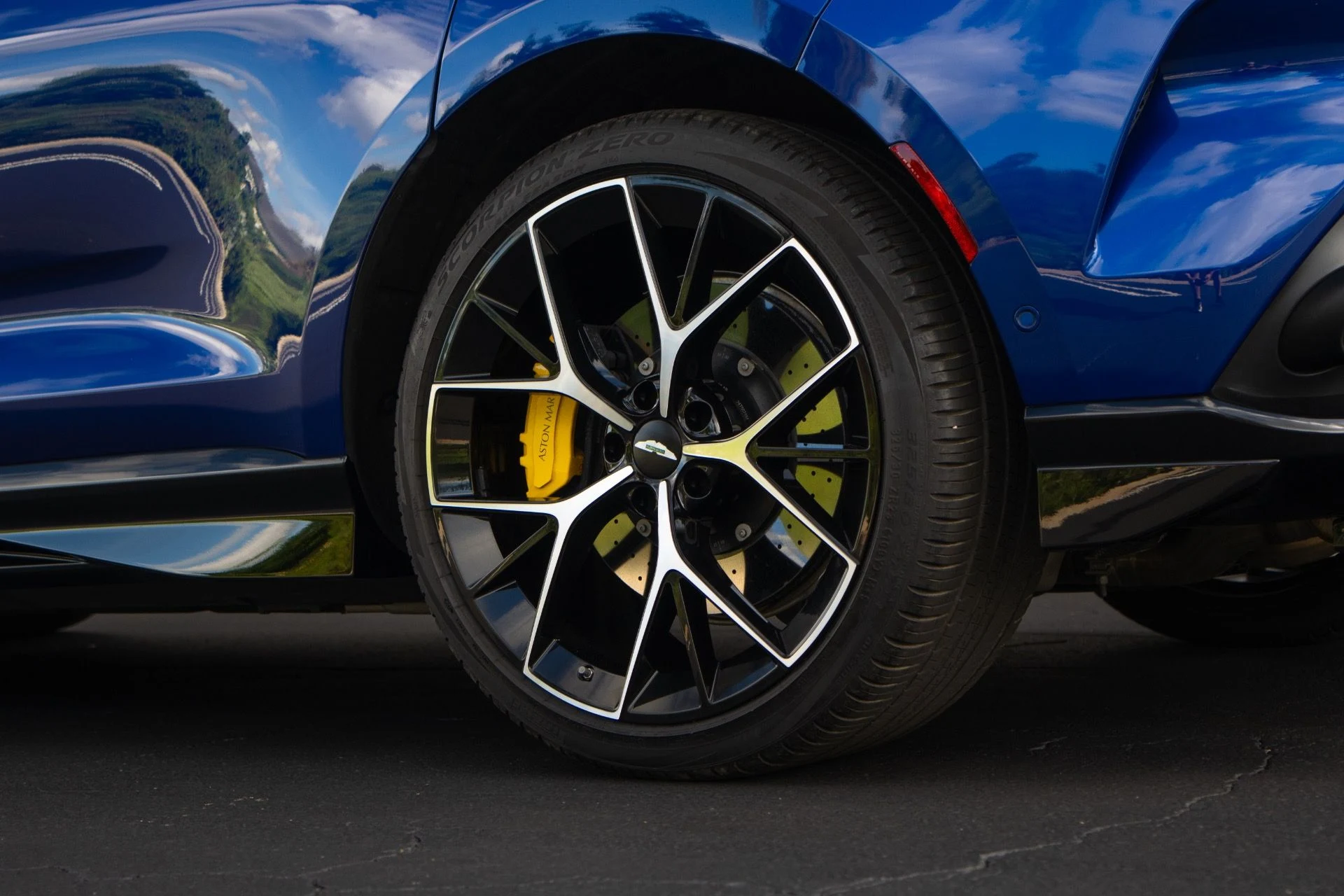 mph025_388547836_Used_2025_Aston_Martin_DBX_707_1764700714_93f60b569b