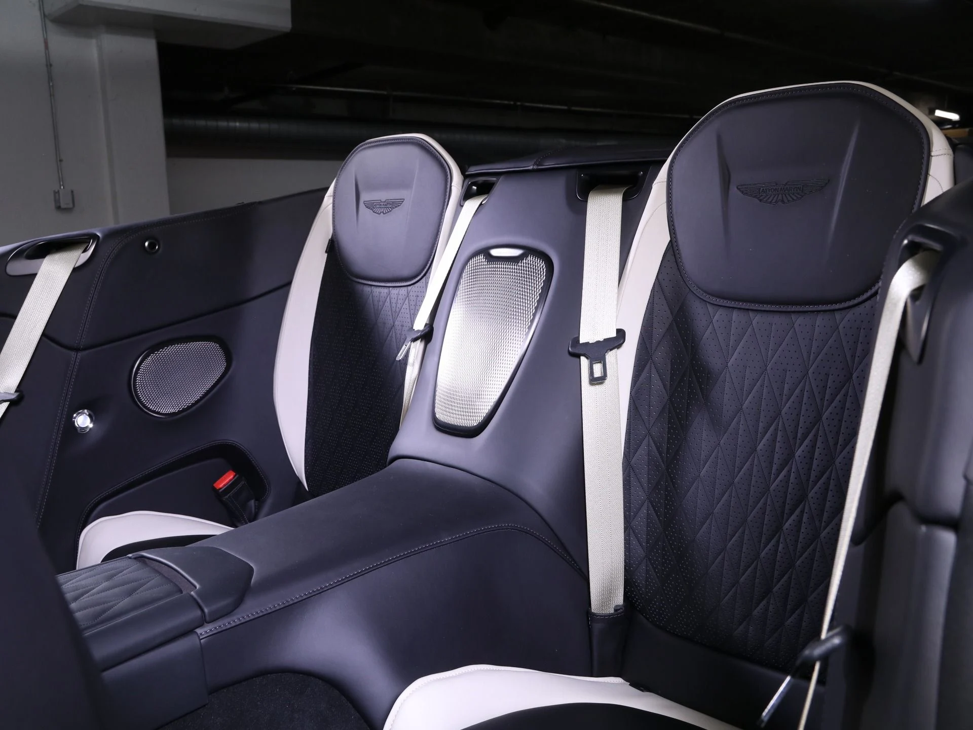 mph025_3910419255_Used_2025_Aston_Martin_DB_12_Volante_1758482753_87e0b479f3