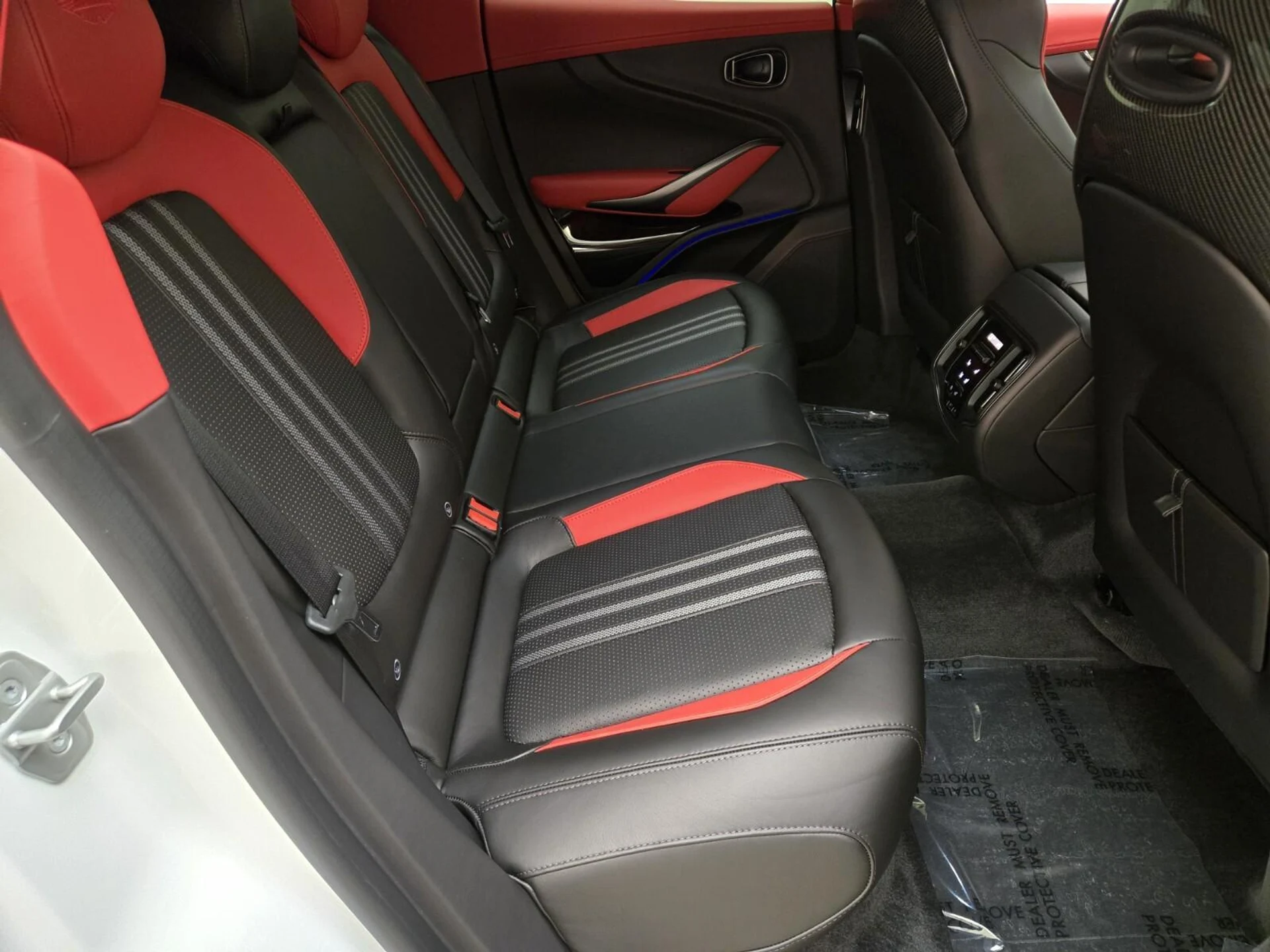 mph025_3929140020_Used_2025_Aston_Martin_DBX_707_1762583640_22cdac918d