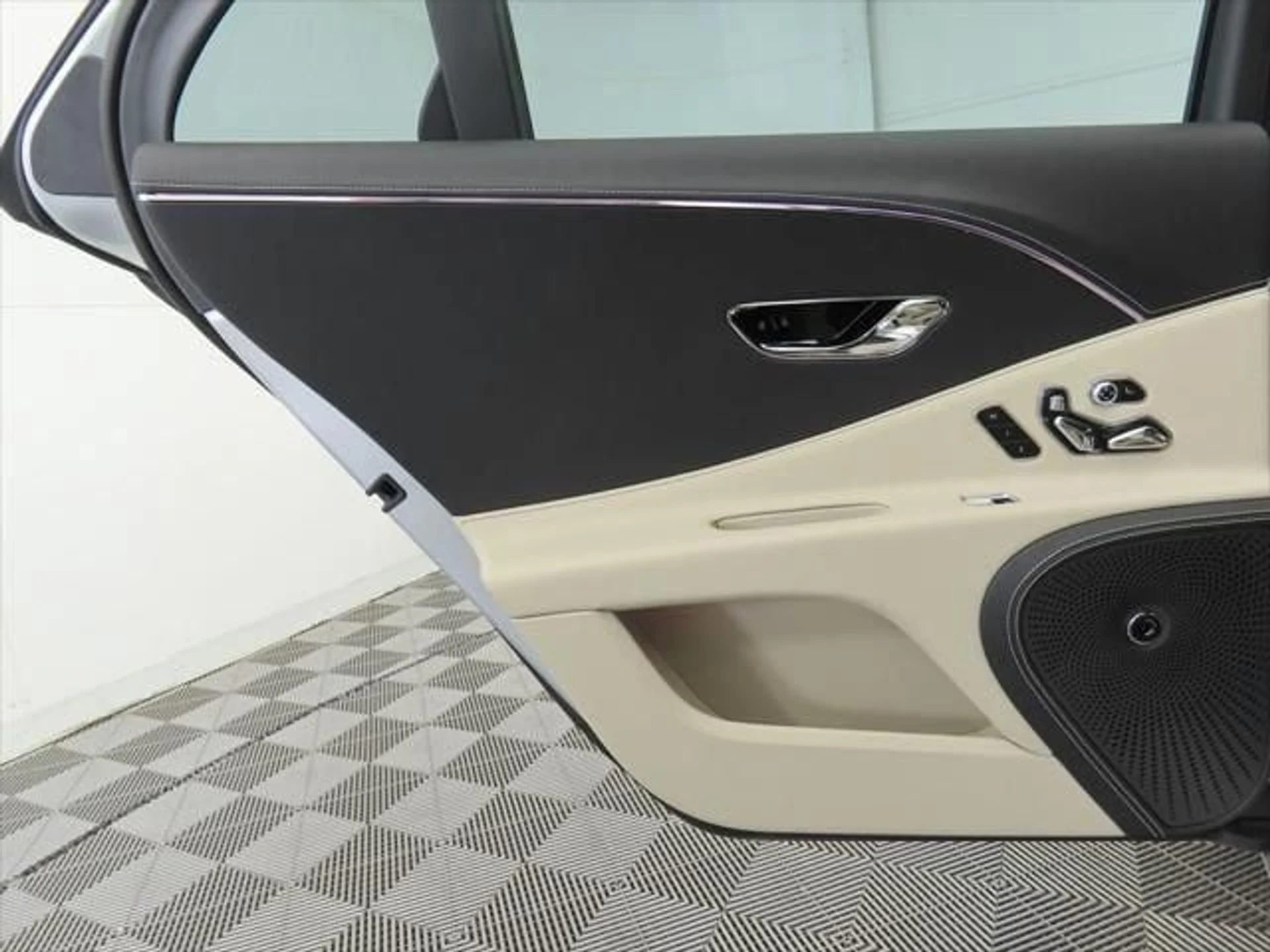 mph025_3929704681_used_2025_bentley_flying_spur_blackeditionsedan_8119_23021249_26_640_b303b48b3a