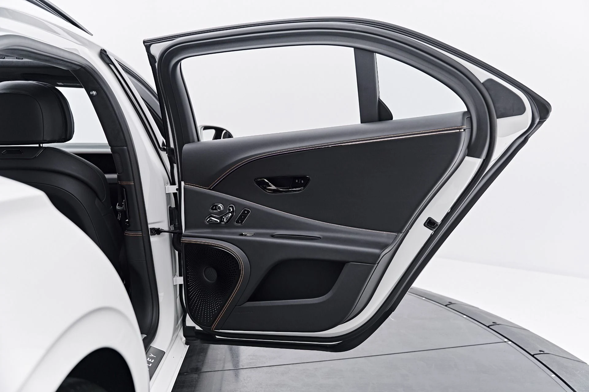 mph025_3956330012_Used_2025_Bentley_Flying_Spur_Black_Edition_1790368081_19780b9087