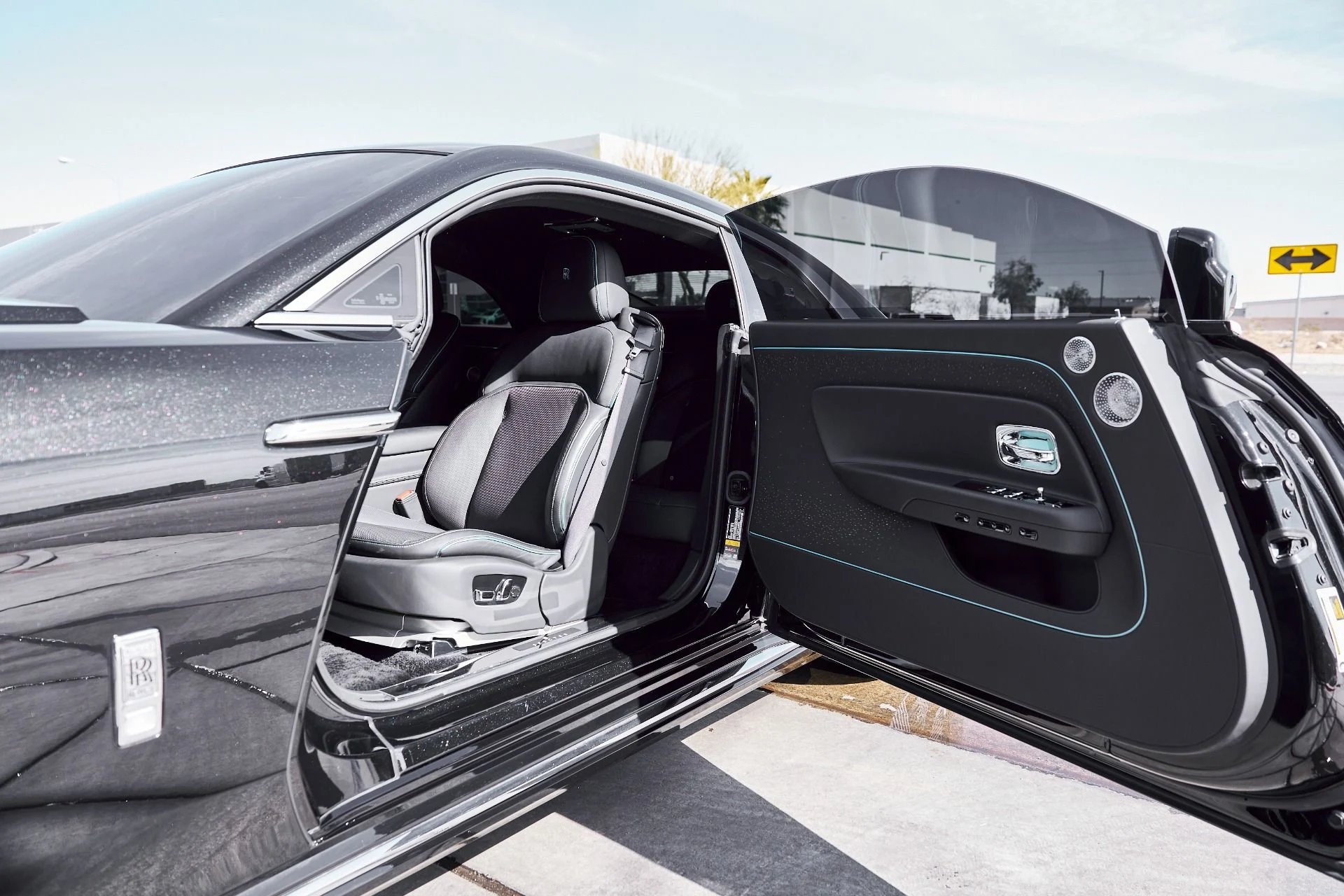 mph025_3958544156_Used_2025_Rolls_Royce_Spectre_Base_1771642451_dce534ed8d