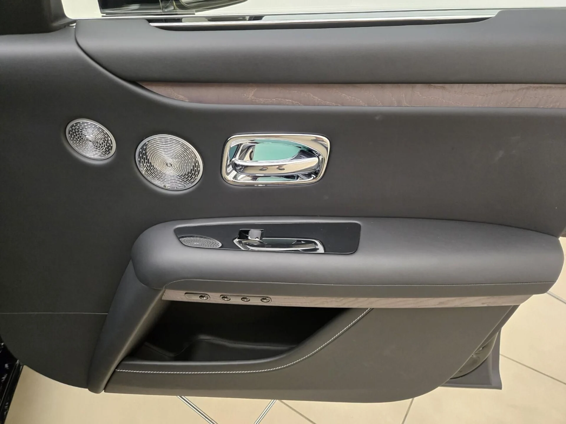 mph025_3970763417_Used_2025_Rolls_Royce_Ghost_1777356188_0bf7075445