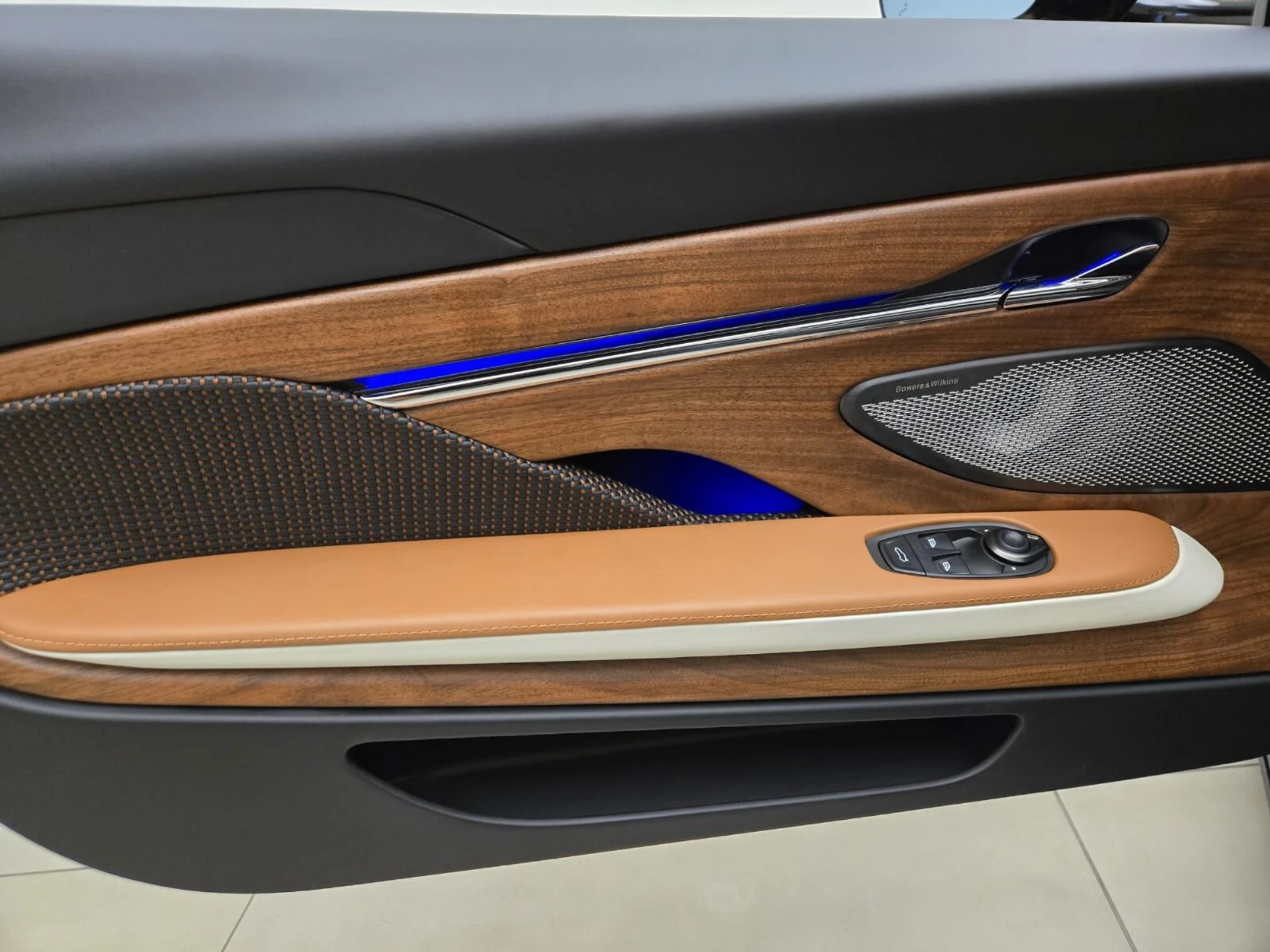 mph025_3977122546_New_2026_Aston_Martin_DB_12_Volante_1777612893_50a2d3f90a