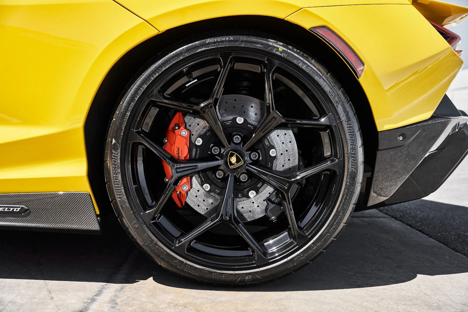 mph025_3978234210_Used_2025_Lamborghini_Revuelto_Base_1780084747_273e6760b6