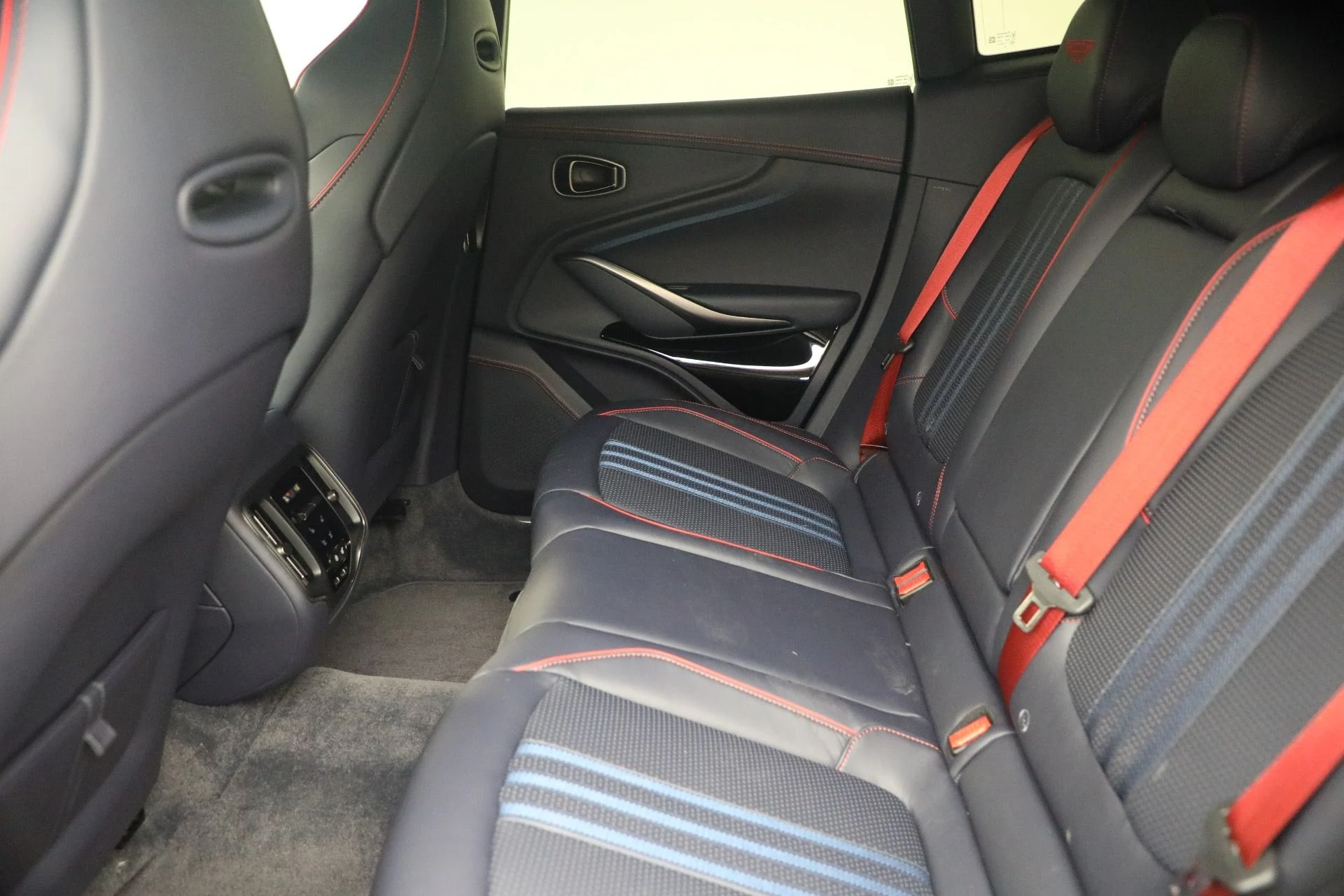 mph025_4017572410_Used_2025_Aston_Martin_DBX_707_1790965010_c10d421a1b