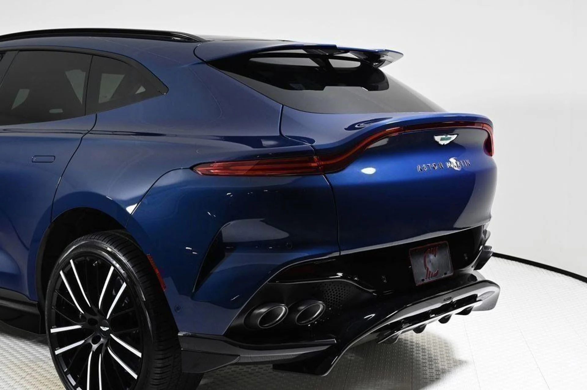 mph025_4017868177_new_2025_aston_martin_dbx_707awd_11350_22854869_25_1024_b56836cc3d