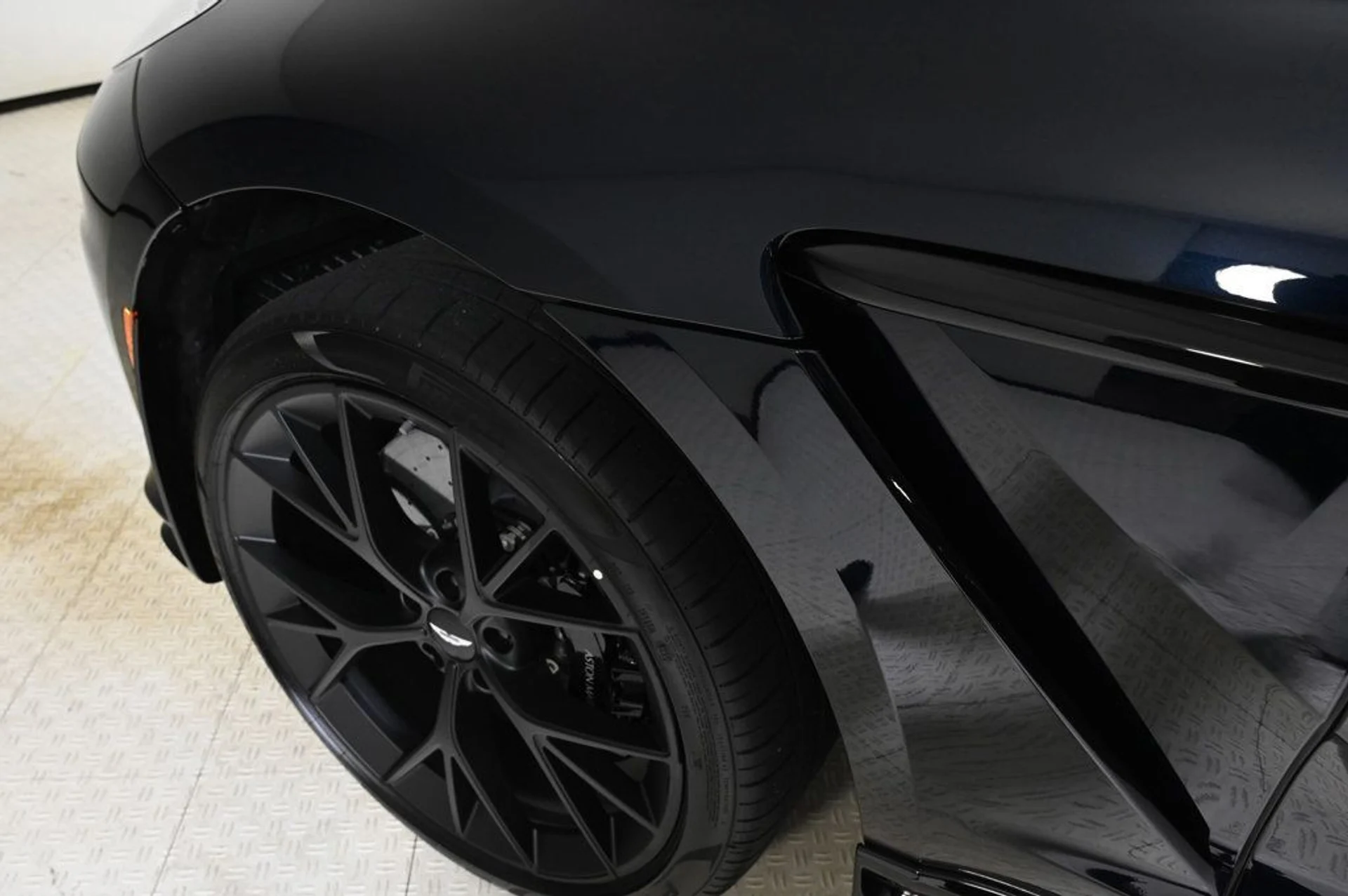 mph025_4039800465_new_2025_aston_martin_dbx_707awd_11350_22933644_25_1024_c3fa76955c