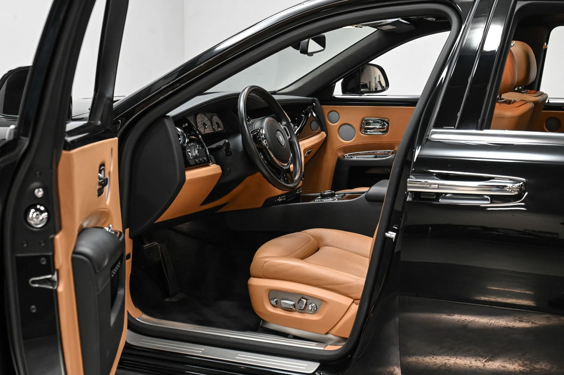mph025_4051772697_Used_2015_Rolls_Royce_Ghost_Base_1723921602_344e8f773c