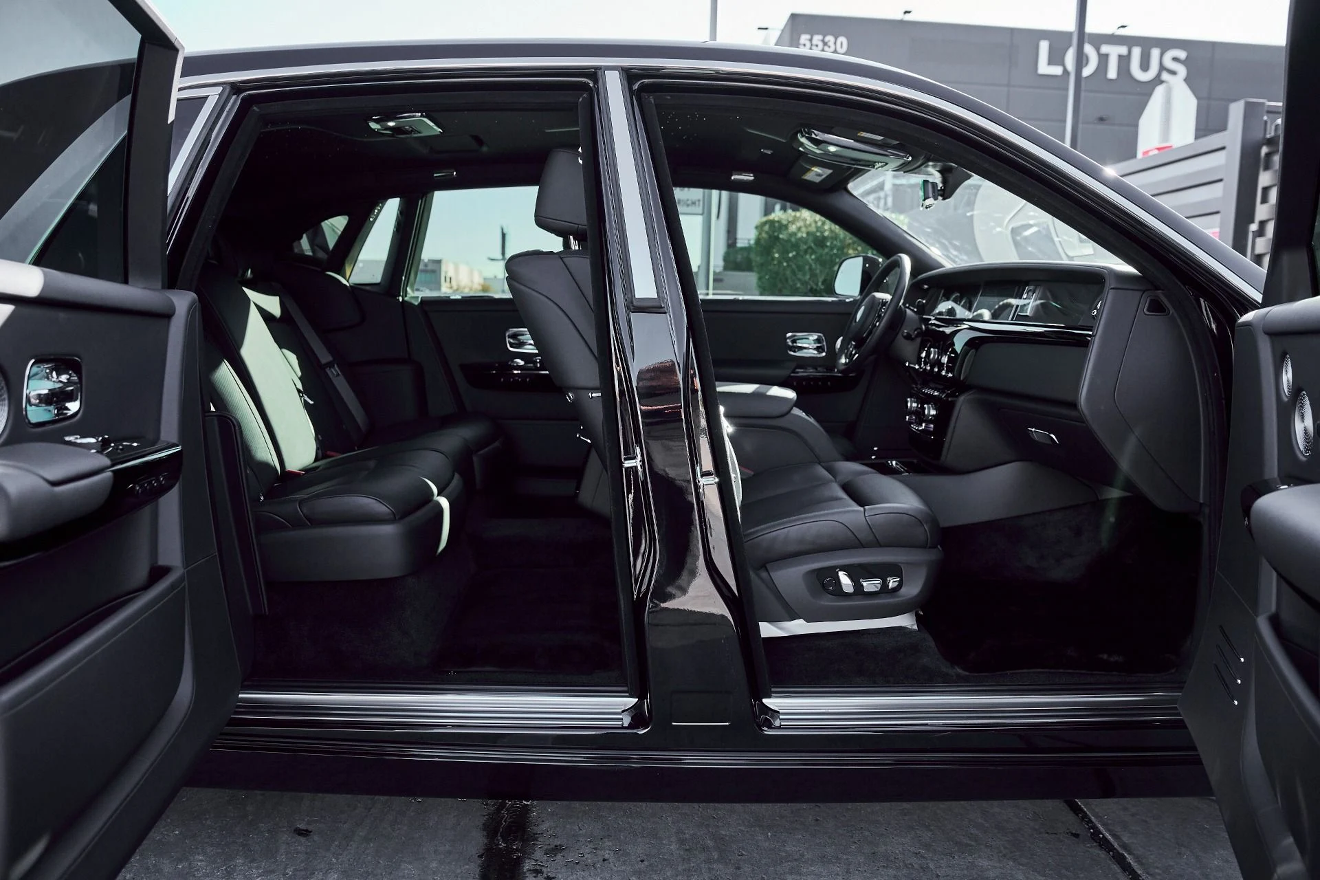 mph025_4054462686_Used_2024_Rolls_Royce_Phantom_Base_1770700069_5fe833166f