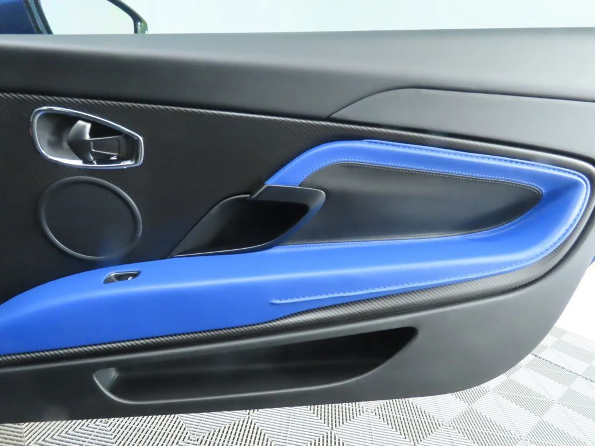 mph025_405731542_used_2018_aston_martin_db11_v12coupe_8119_22975098_26_1024_2cbb8977e0