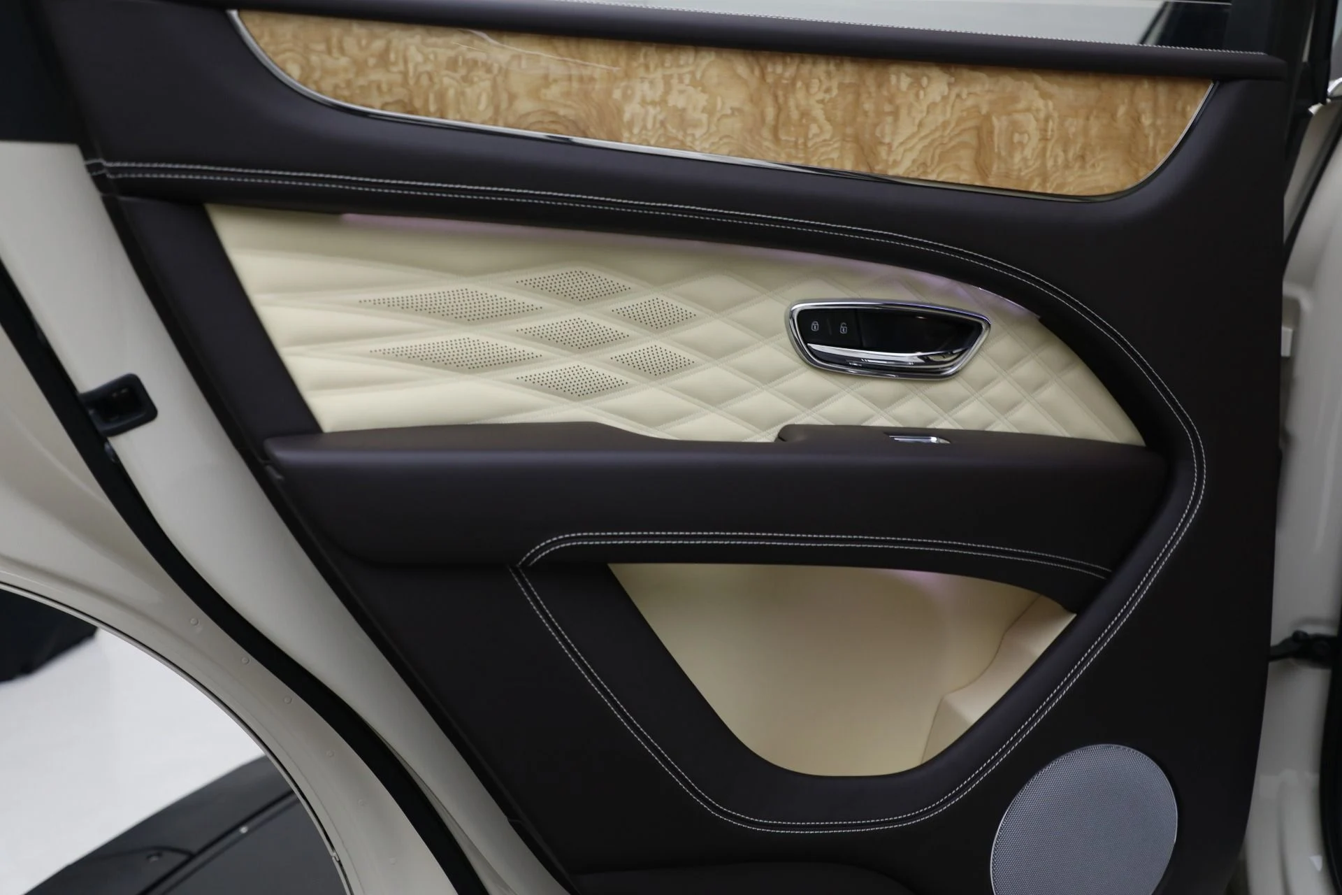 mph025_4107537739_New_2025_Bentley_Bentayga_Azure_V8_d2583425aa