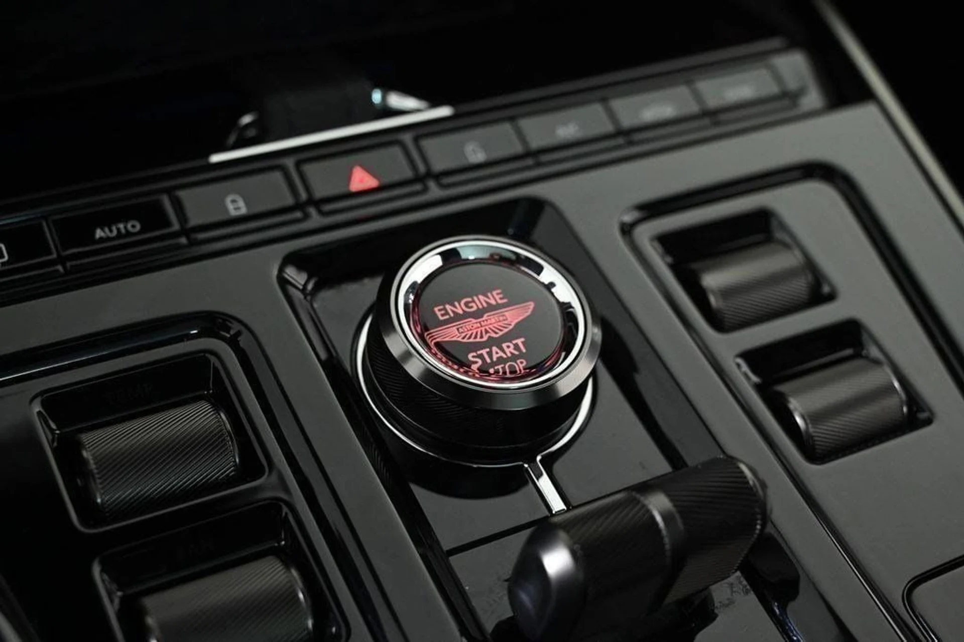 mph025_4113931555_new_2025_aston_martin_dbx_707awd_11350_22854625_25_1024_12e211e89d