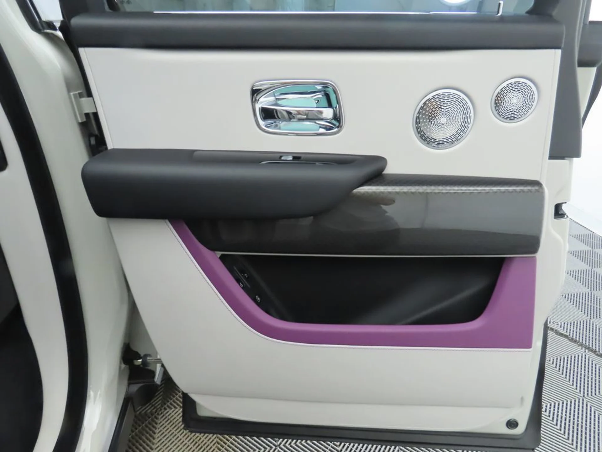 mph025_4118894423_used_2023_rolls_royce_cullinan_blackbadgesportutility_8119_22957248_26_1024_b406a7802b