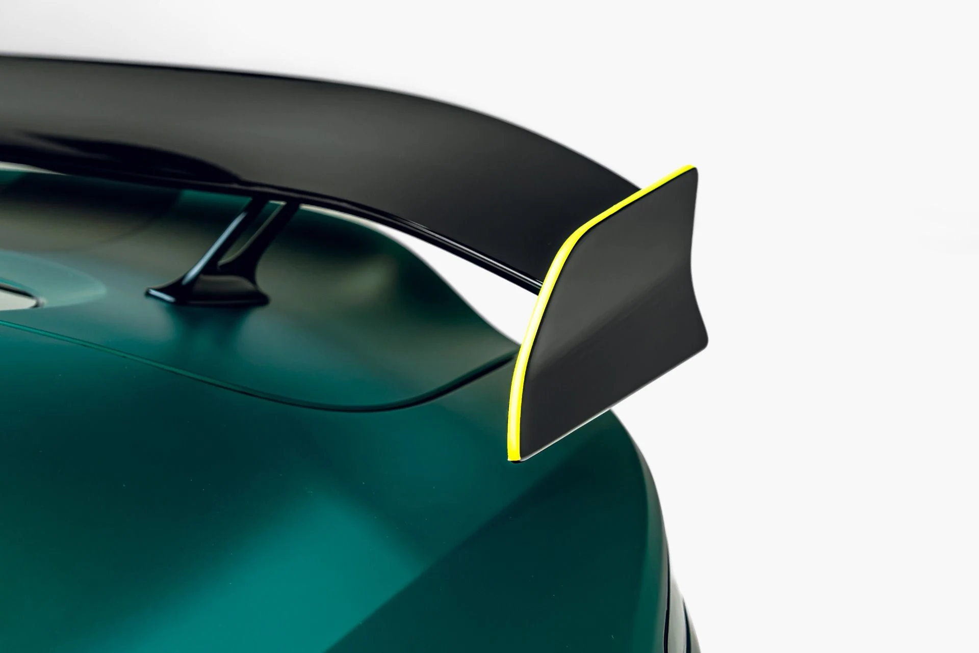 mph025_4131433738_Used_2023_Aston_Martin_Vantage_F1_Edition_1783661182_bfa148a814