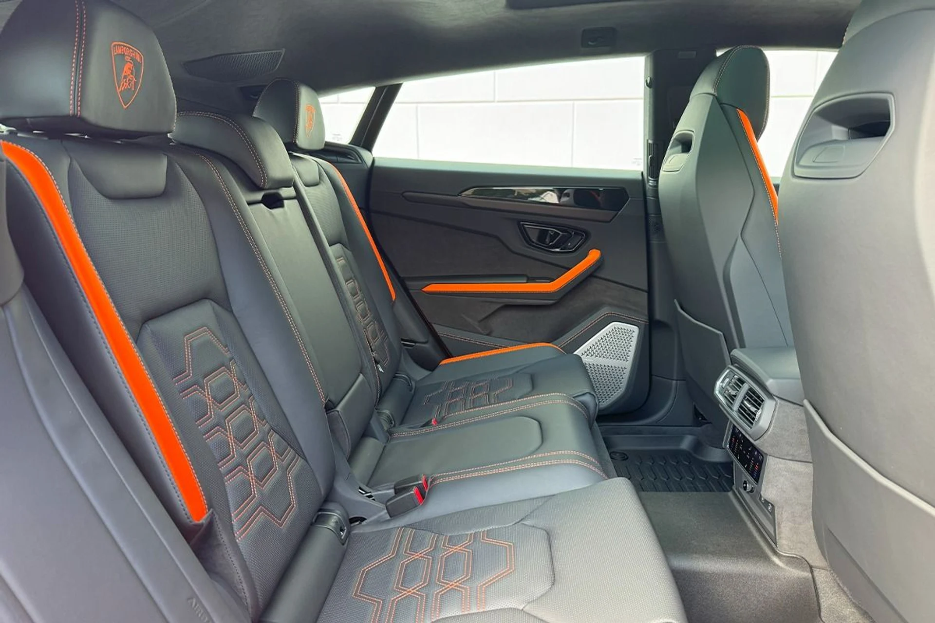 mph025_4142658289_Used_2025_Lamborghini_Urus_SE_1764804780_25107b0ccd