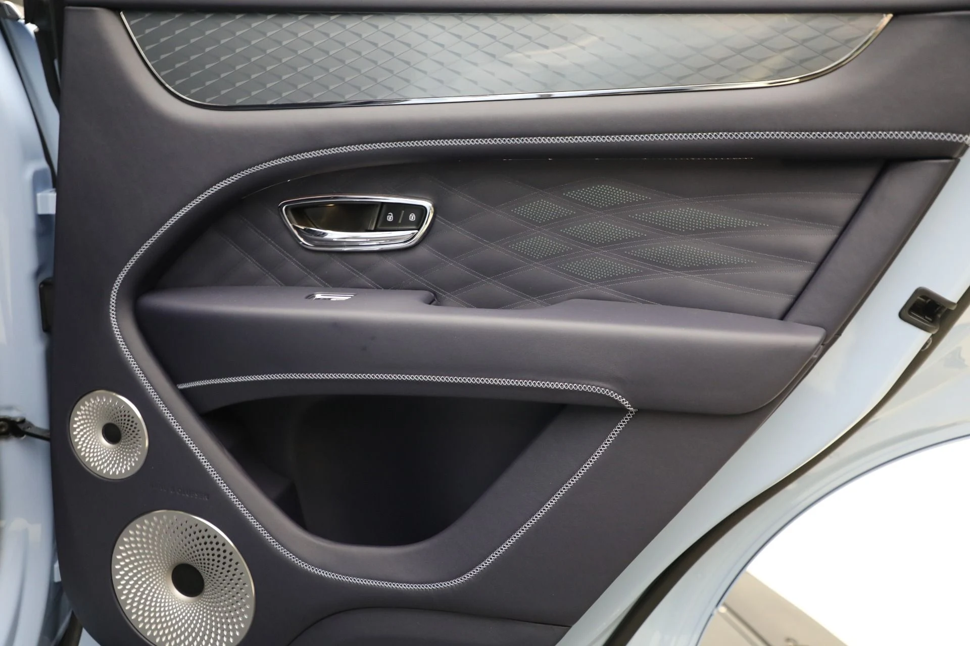 mph025_4149930401_New_2025_Bentley_Bentayga_Azure_V8_e559914033