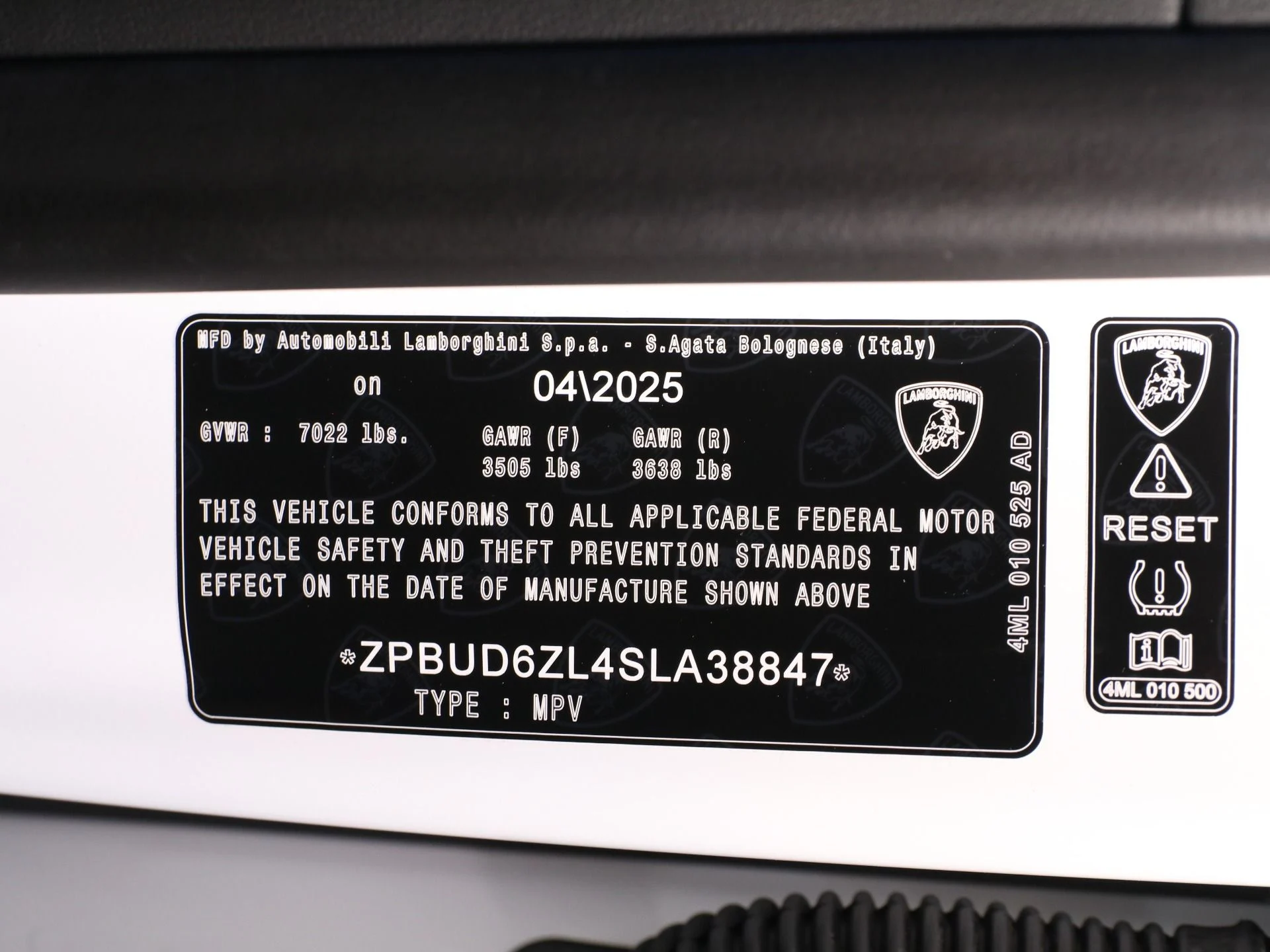 mph025_4166647460_New_2025_Lamborghini_Urus_SE_1760068344_f3aedb677d