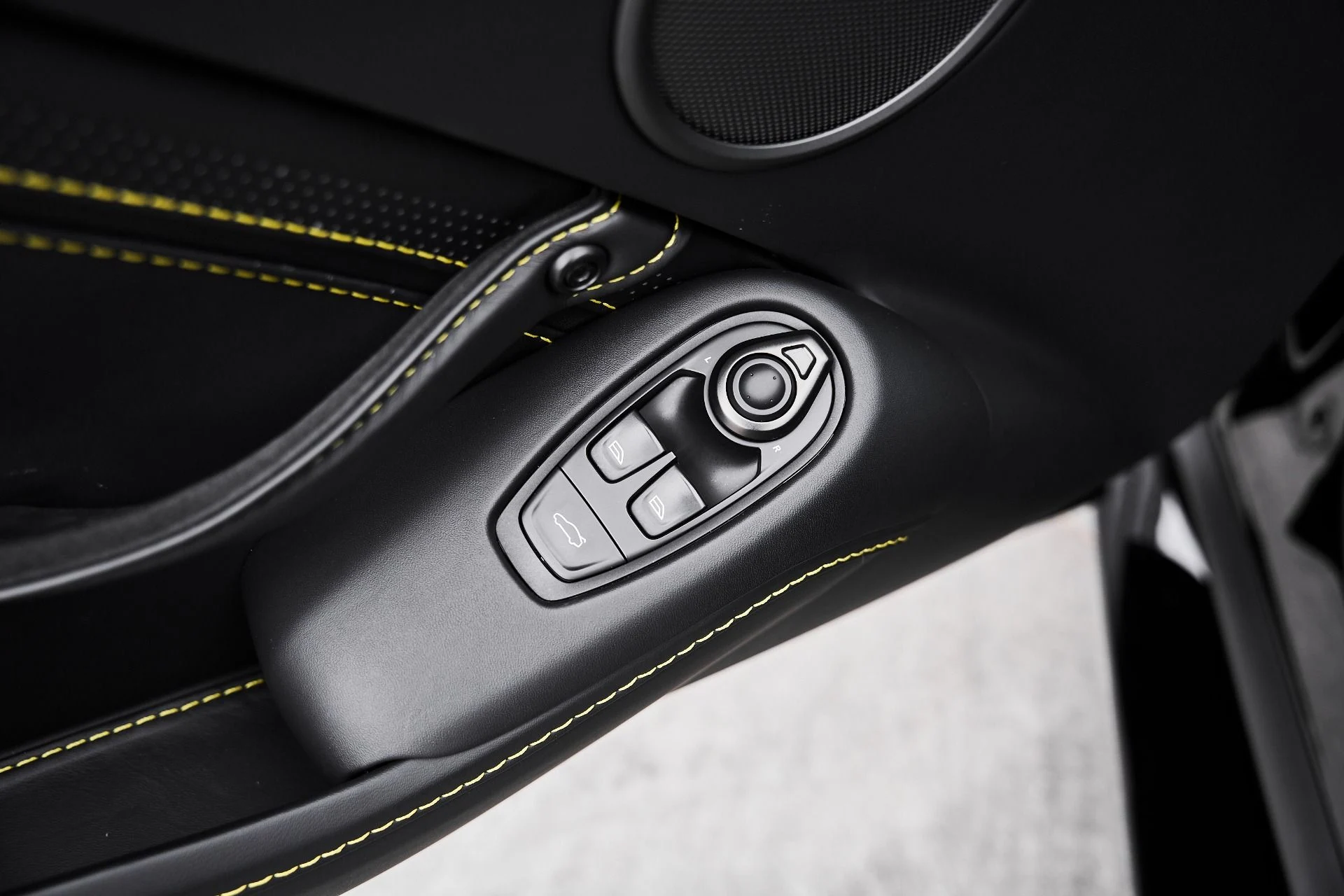 mph025_4190184623_Used_2023_Aston_Martin_Vantage_1775333325_28fa2103b9