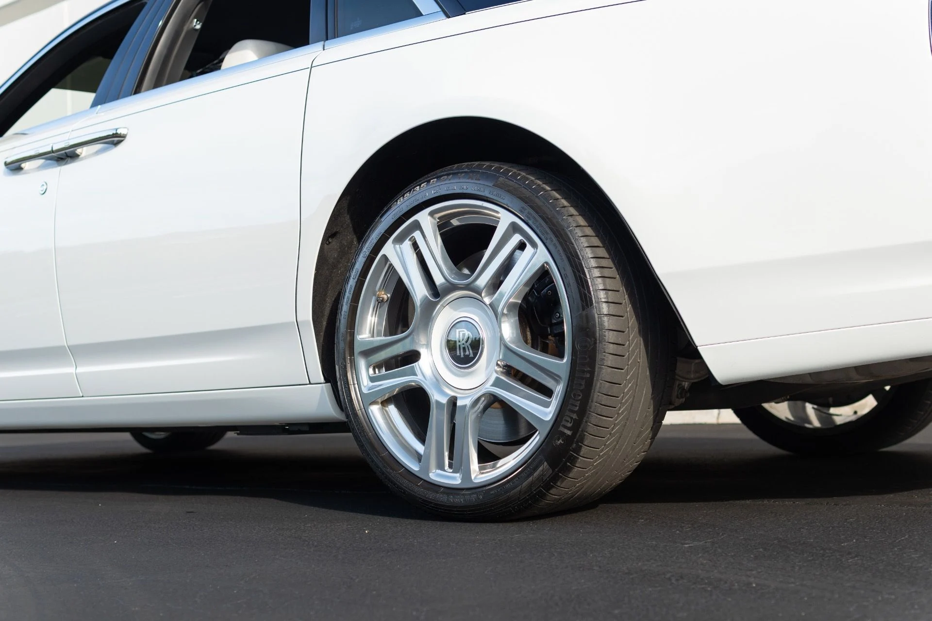 mph025_4192120160_Used_2018_Rolls_Royce_Ghost_1765824060_e23c1a6d36