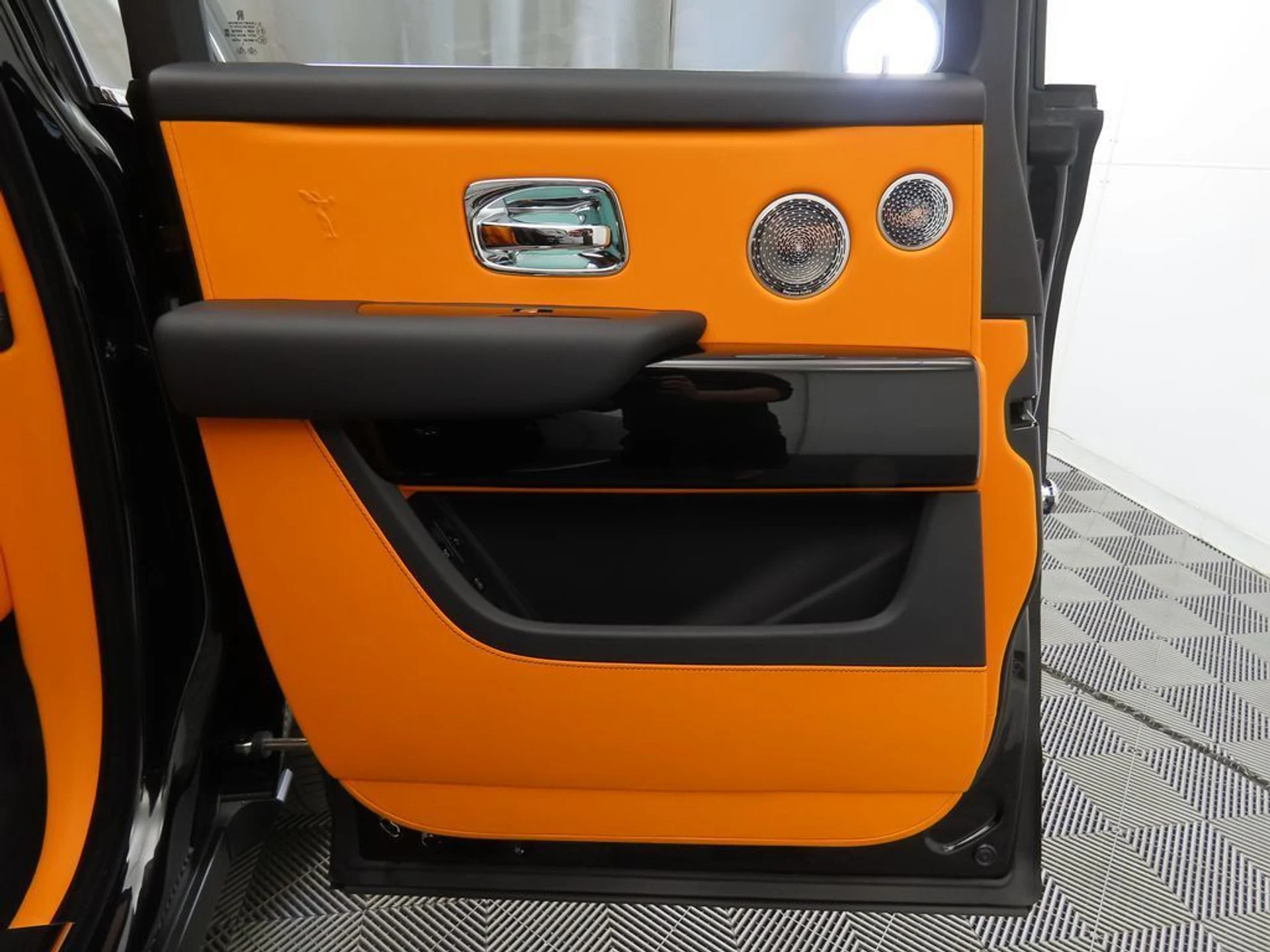 mph025_421705327_used_2023_rolls_royce_cullinan_sportutility_8119_22974083_26_1024_0a65bfccff