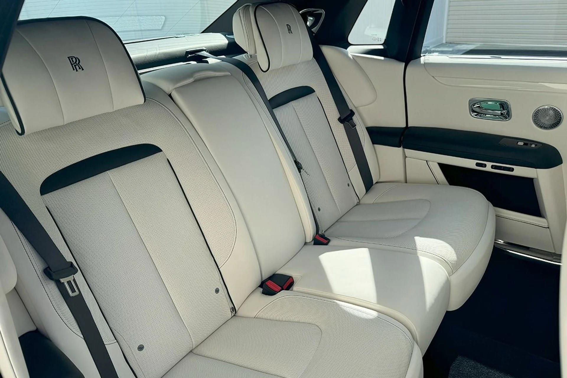mph025_4233165759_Used_2025_Rolls_Royce_Ghost_1740557144_5f3ffd7c4f