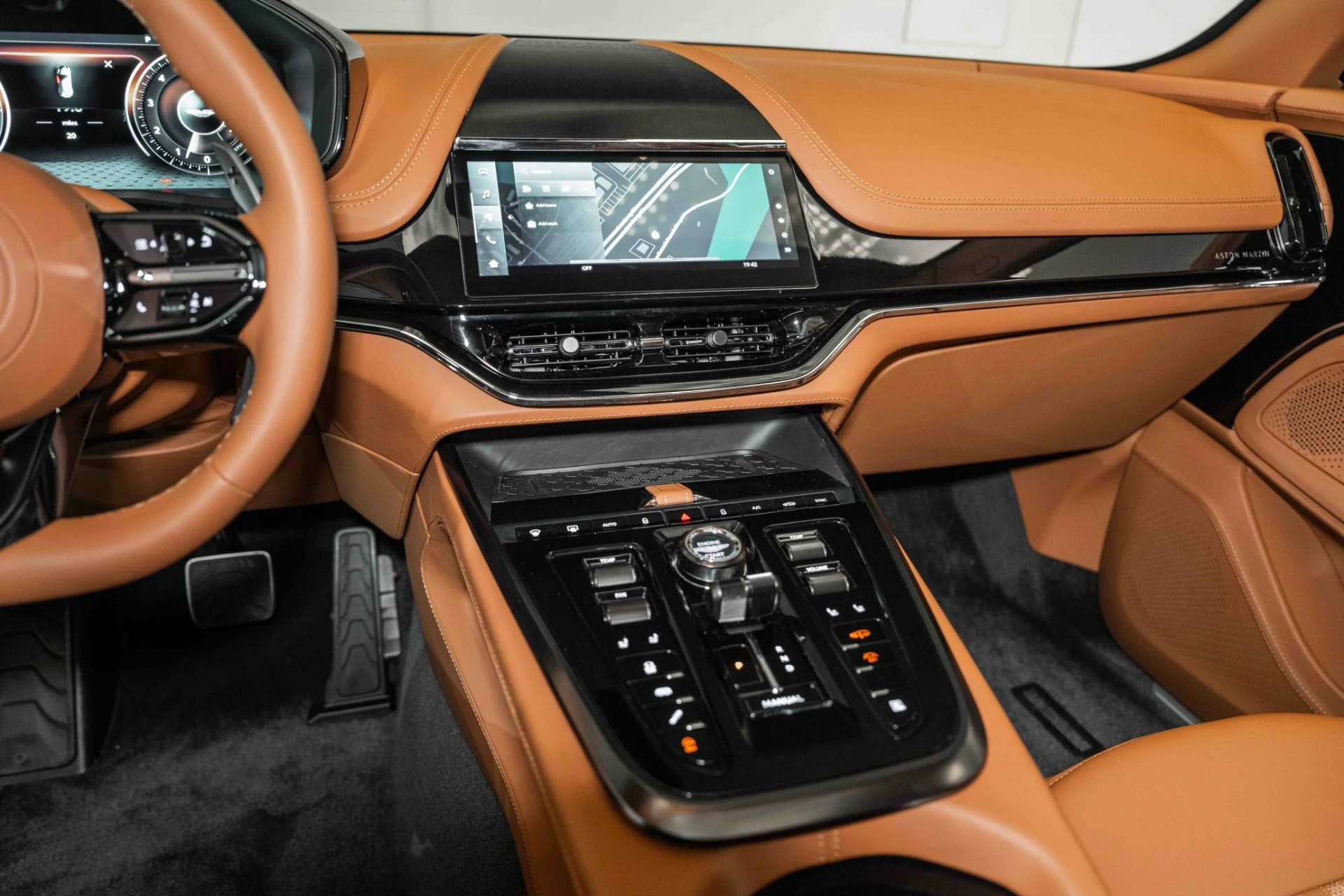 mph025_4252036755_Used_2025_Aston_Martin_DBX_707_1730812755_476488d95c