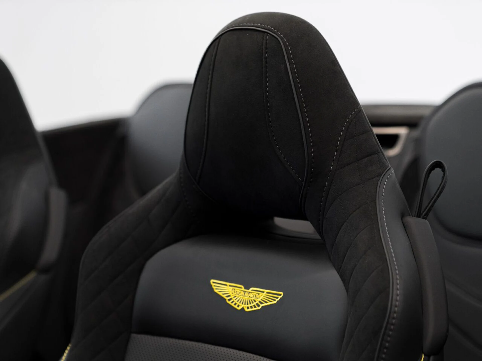 mph025_4262485573_aston_martin_dbs_2023_jpg_v_1773863537_048f67ef98