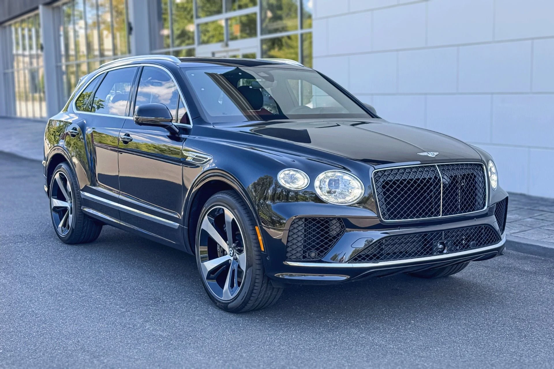 mph025_4277849145_Used_2025_Bentley_Bentayga_V8_1758544256_e9c53f4270