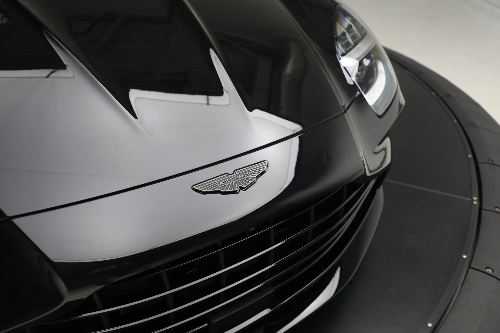 mph025_43733985_New_2025_Aston_Martin_Vantage_1019cad841