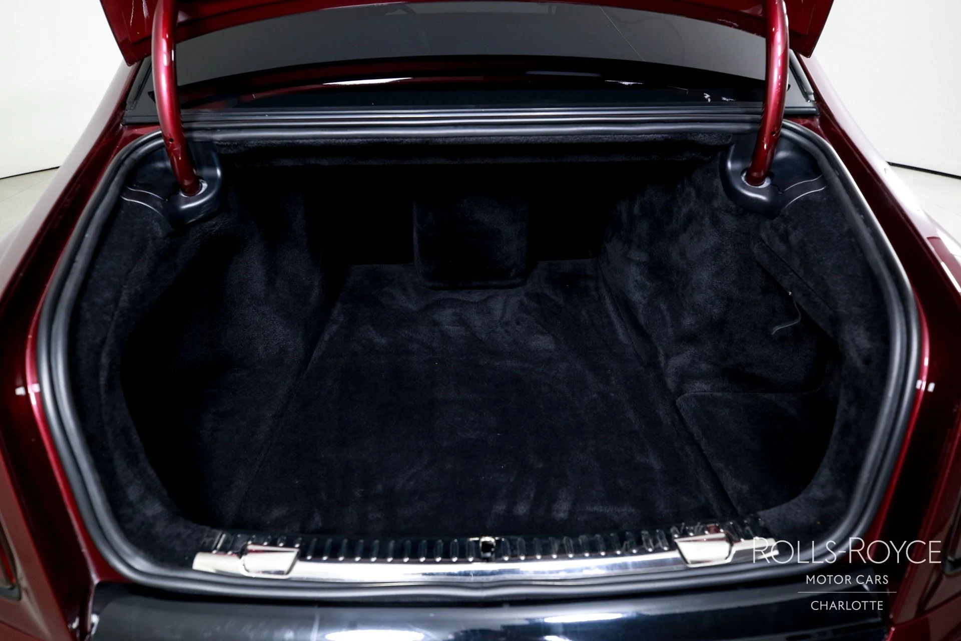 mph025_488977845_Used_2019_Rolls_Royce_Phantom_1760804131_17cb7f37cc