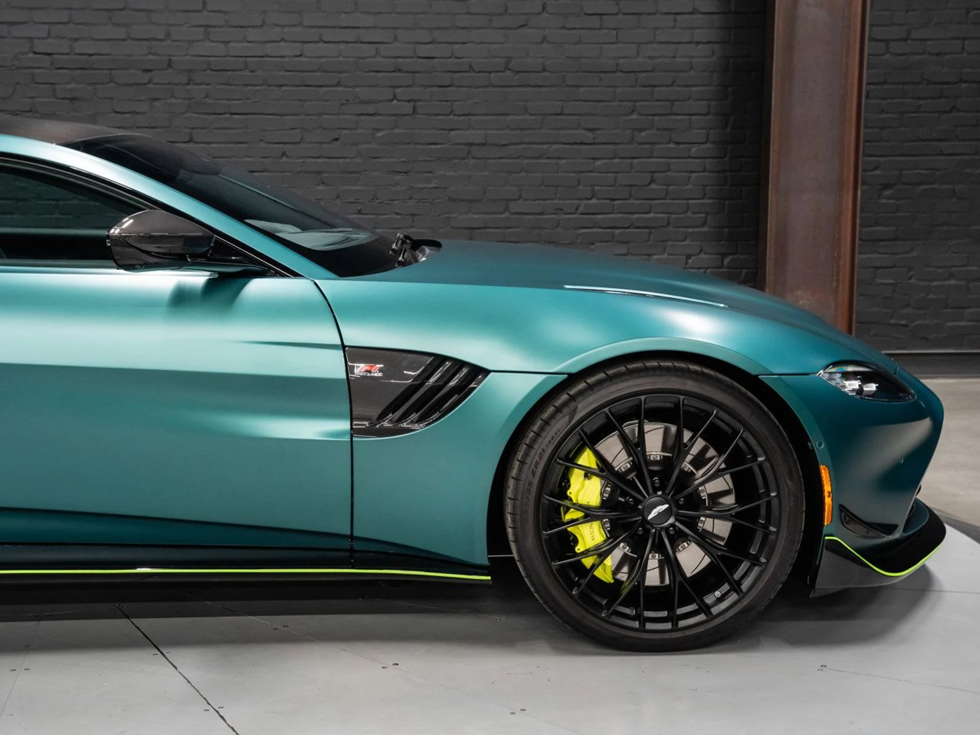 mph025_49888038_aston_martin_vantage_2023_90b6745842