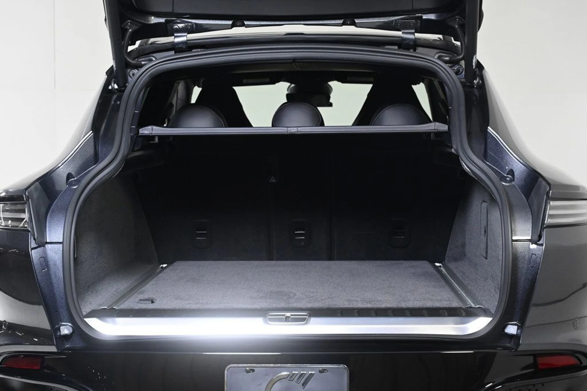 mph025_504620769_new_2026_aston_martin_dbx_707awd_11350_22972758_25_1024_a7b16622a6