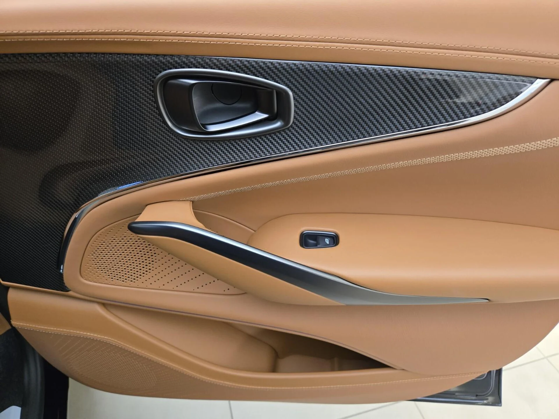 mph025_514553672_New_2026_Aston_Martin_DBX_707_1761716906_0f6aa3cc1c