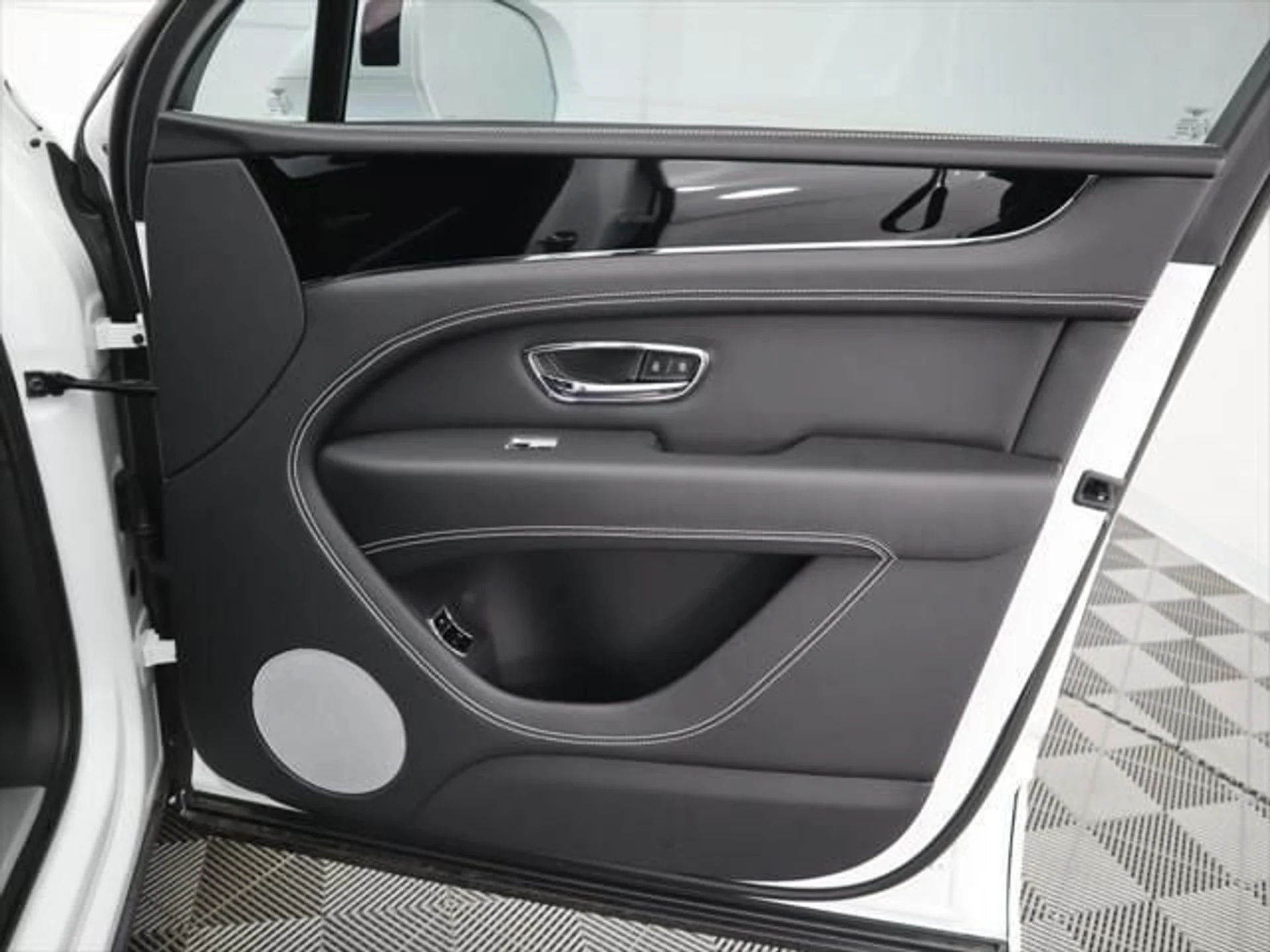 mph025_516267216_used_2025_bentley_bentayga_ewb_v8awd_8119_23022887_26_640_701b7031fd