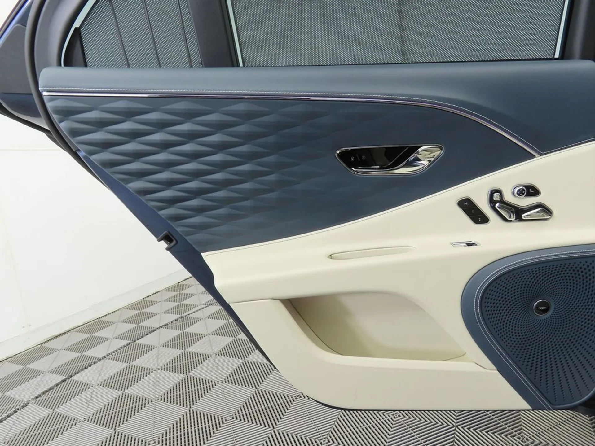 mph025_520649770_used_2020_bentley_flying_spur_w12sedan_8119_22964614_26_1024_5a0551bbab