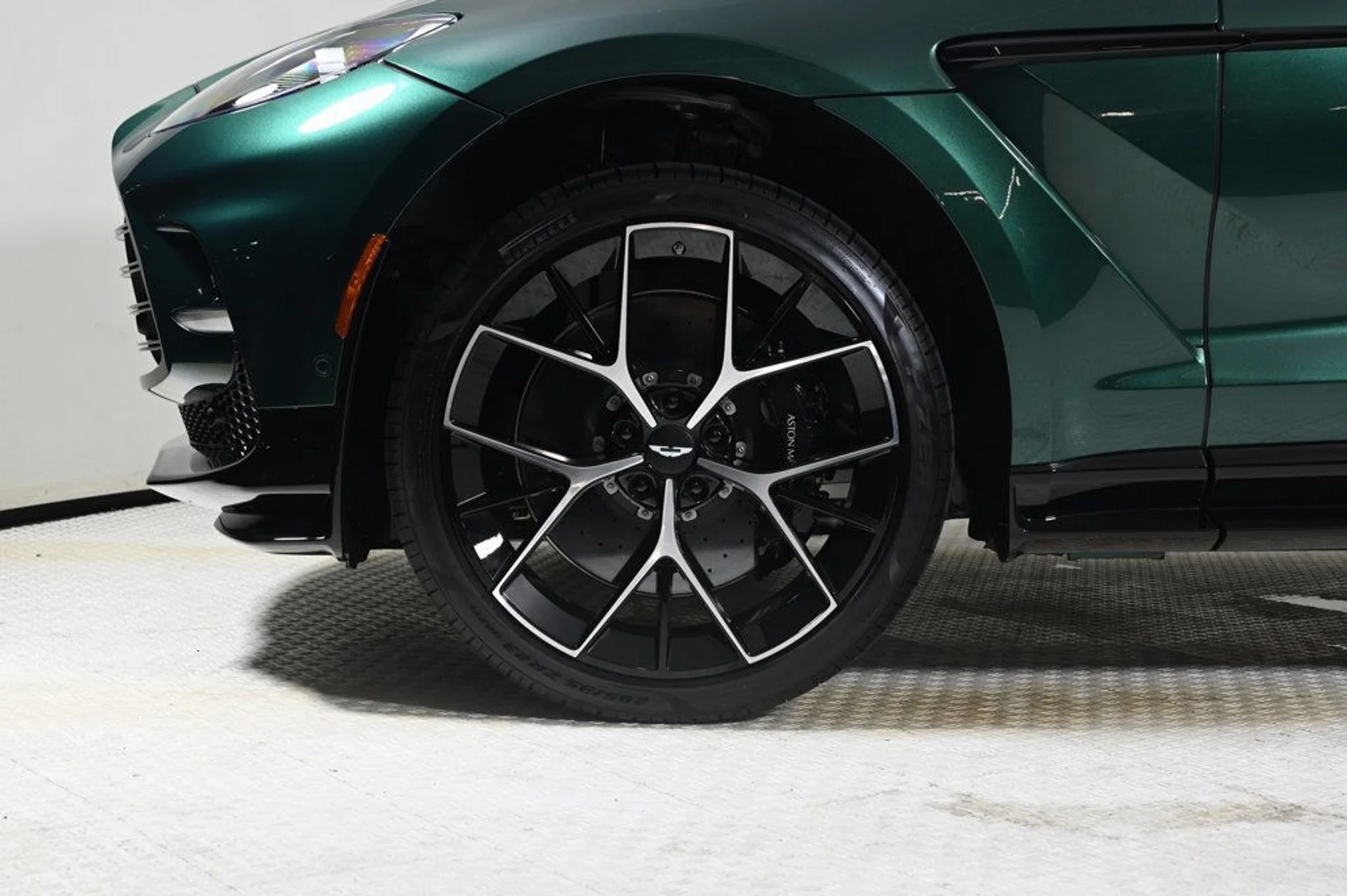 mph025_522387525_new_2026_aston_martin_dbx_707awd_11350_22961642_26_1024_06aef10112