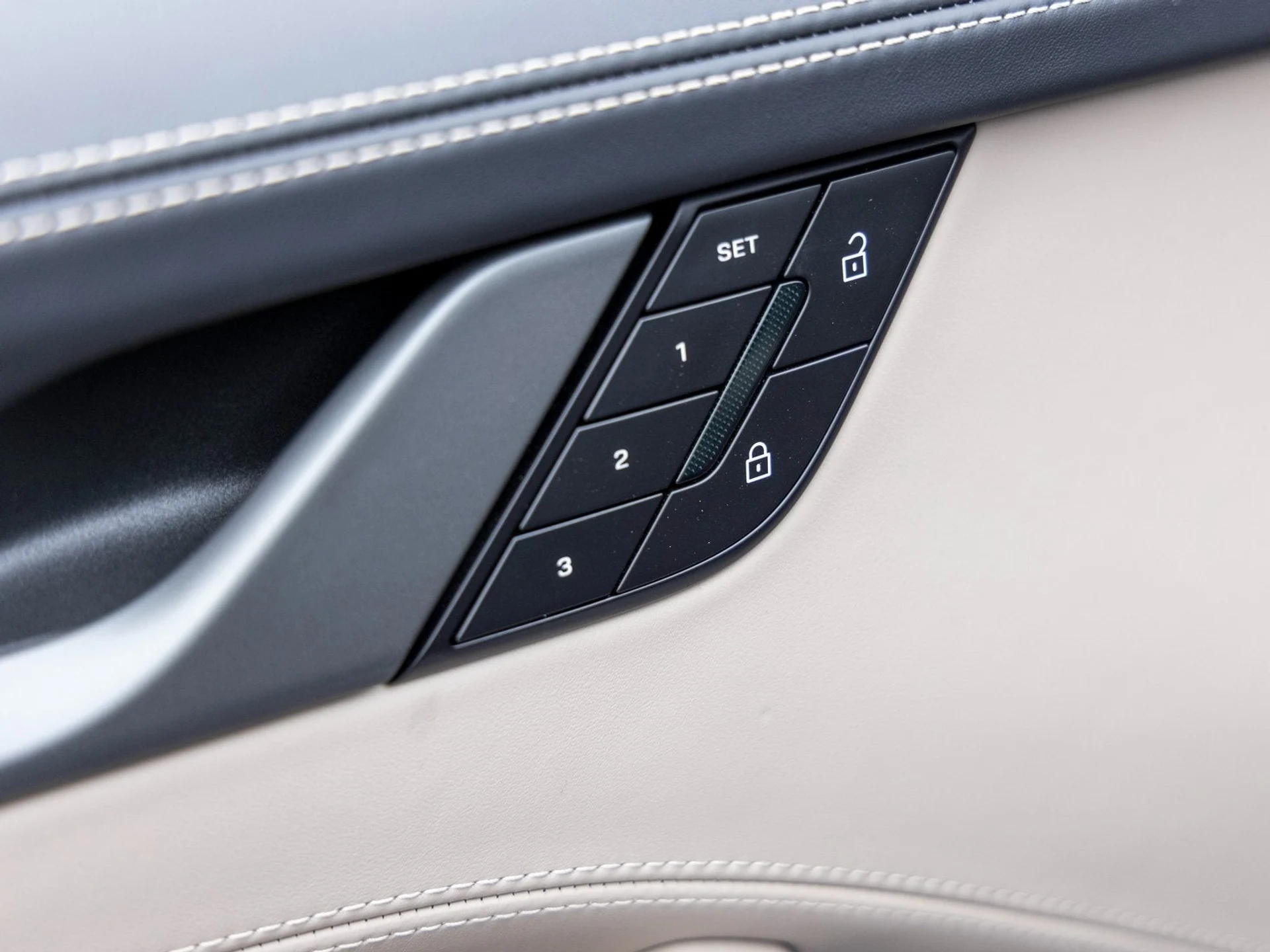 mph025_525944532_26_38174604cf