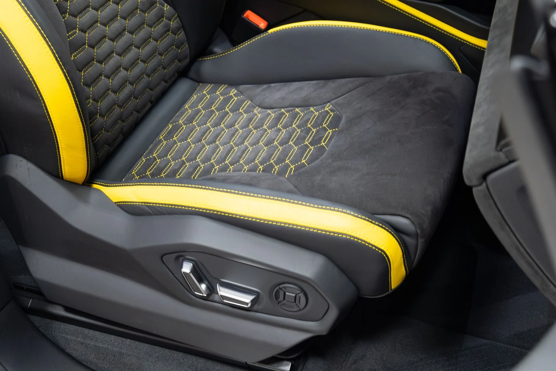 mph025_561581932_Used_2022_Lamborghini_Urus_Graphite_Capsule_1775757245_24b509ca51