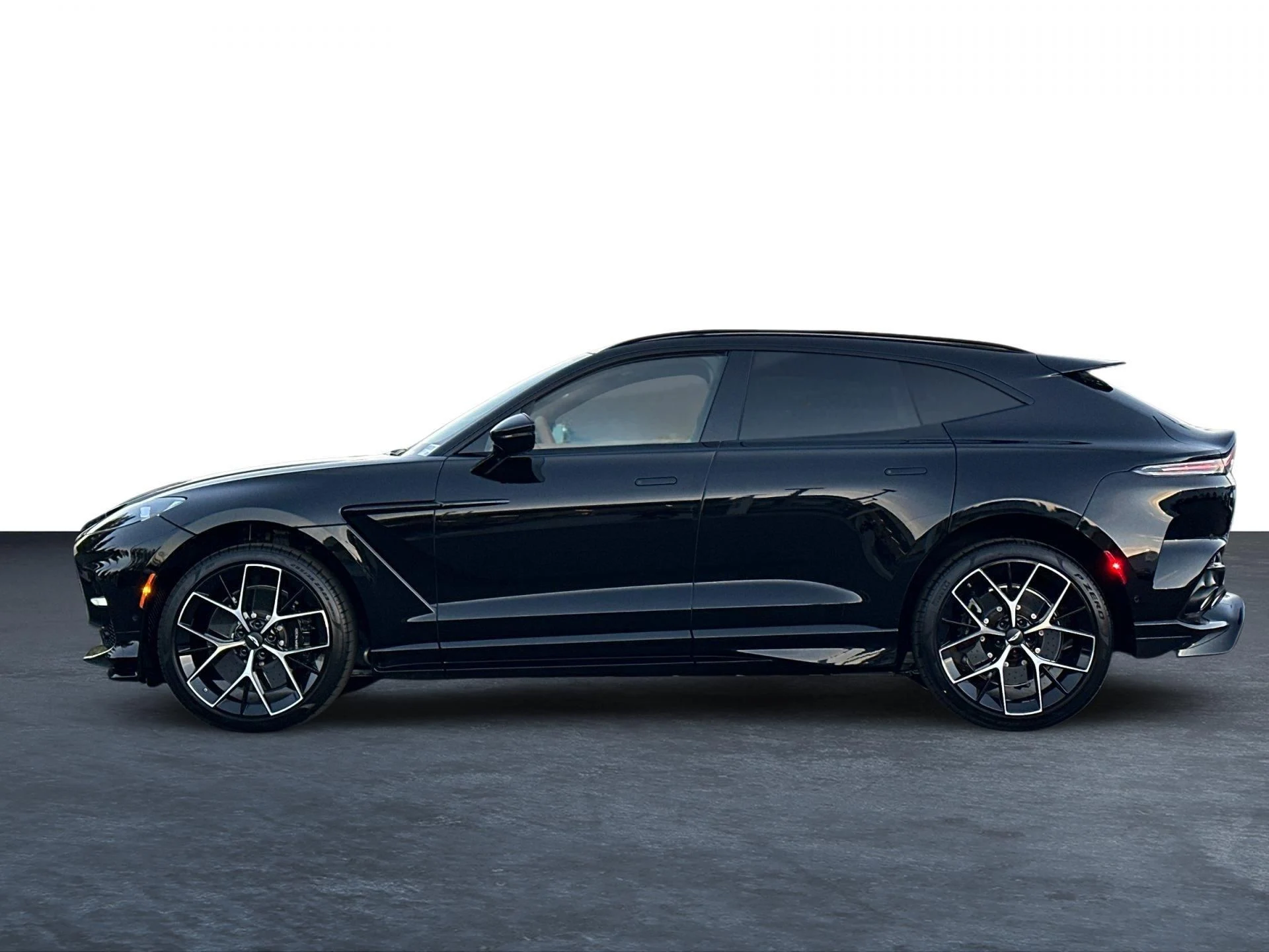 mph025_566665984_New_2026_Aston_Martin_DBX_707_1764949836_f051e31cb7